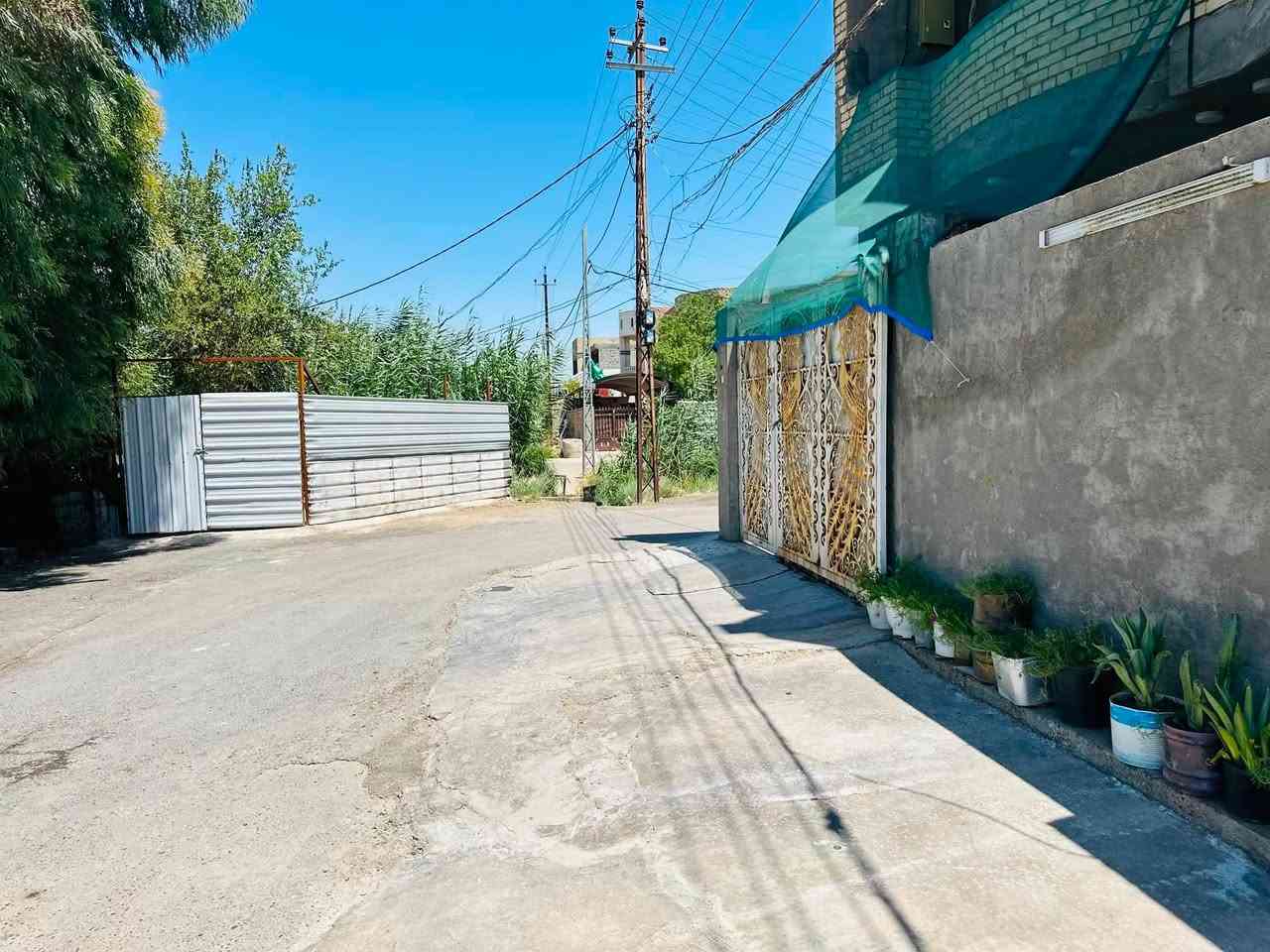 سلام عليكم
دار للبيع 

📐 المساحة: 200 متر مربع

🏠 بناء حديث – طابقين

🔹 الطابق الأرضي:

• غرفتان كبيرتان

• استقبال

• مطبخ

• صالة

• خدمات

• حمام بمساحة 4 × 2 متر

🔹 الطابق الثاني:

• غرفة كبيرة بمساحة 7 × 5 متر

• غرفة بمساحة 5 × 4.5 متر

• صالة

• حمام

🔹 المميزات:

• سطح للطابق الأول

• سطح للطابق الثاني

• بناء حديث

• مساحات واسعة مناسبة للعائلات

• موقع مميز قريب من المدرسة والخدمات

•مخزن خارجي ويصلح كراج سياره

📍 العنوان: التاجي – زراعي الحسن العسكري – قرب مدرسة التاجي الابتدائية شارع كاضم شمام العيساوي 

📞 للاستفسار ومعرفة السعر: يرجى التواصل على الخاص أو عبر الرقم ‭***********‬
