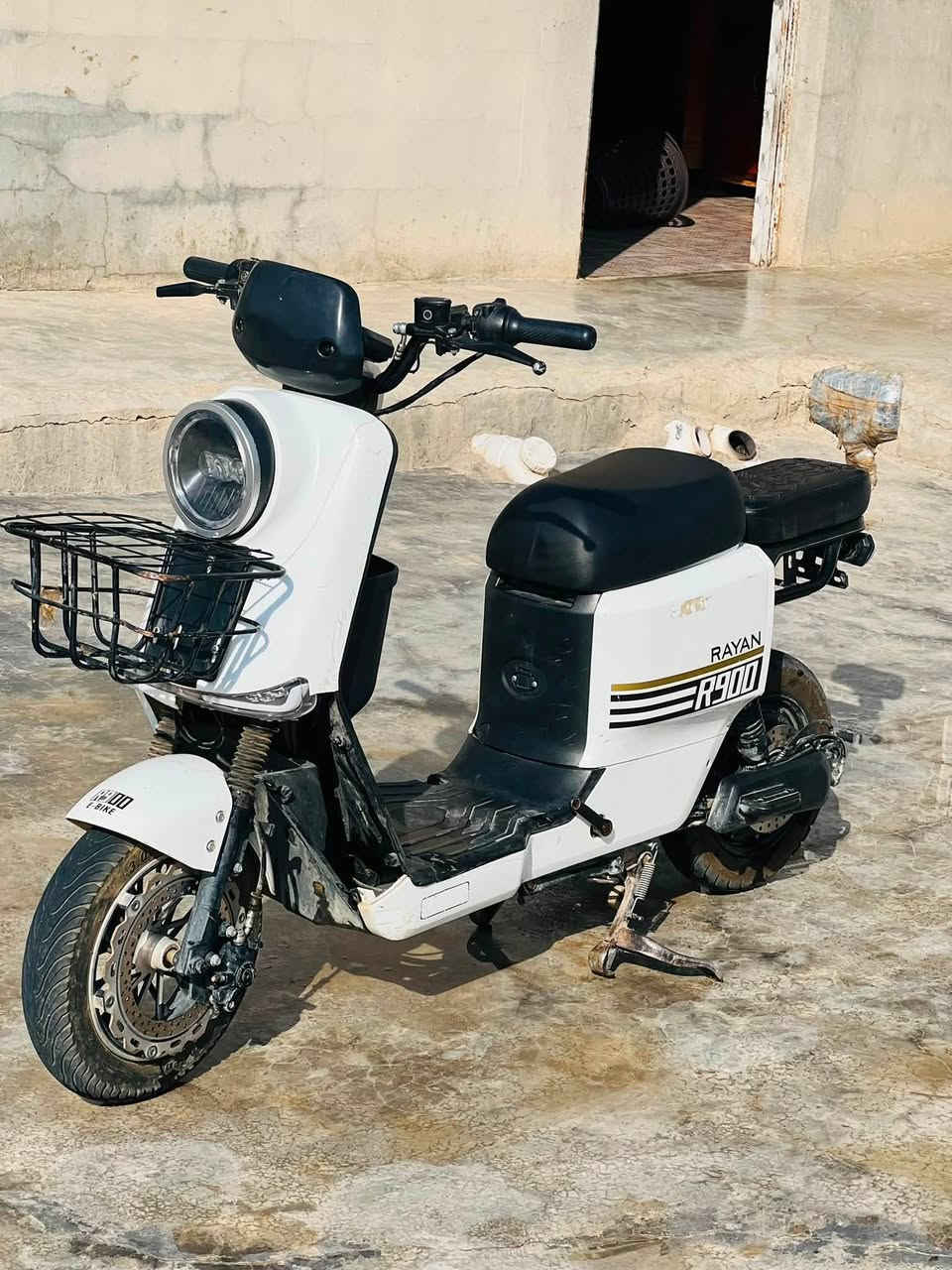 السلام عليكم ماطور شحن R900 للبيع بدون باتريات كلو شغال شرط السعر 200 وبي مجال شي قليل /***********
