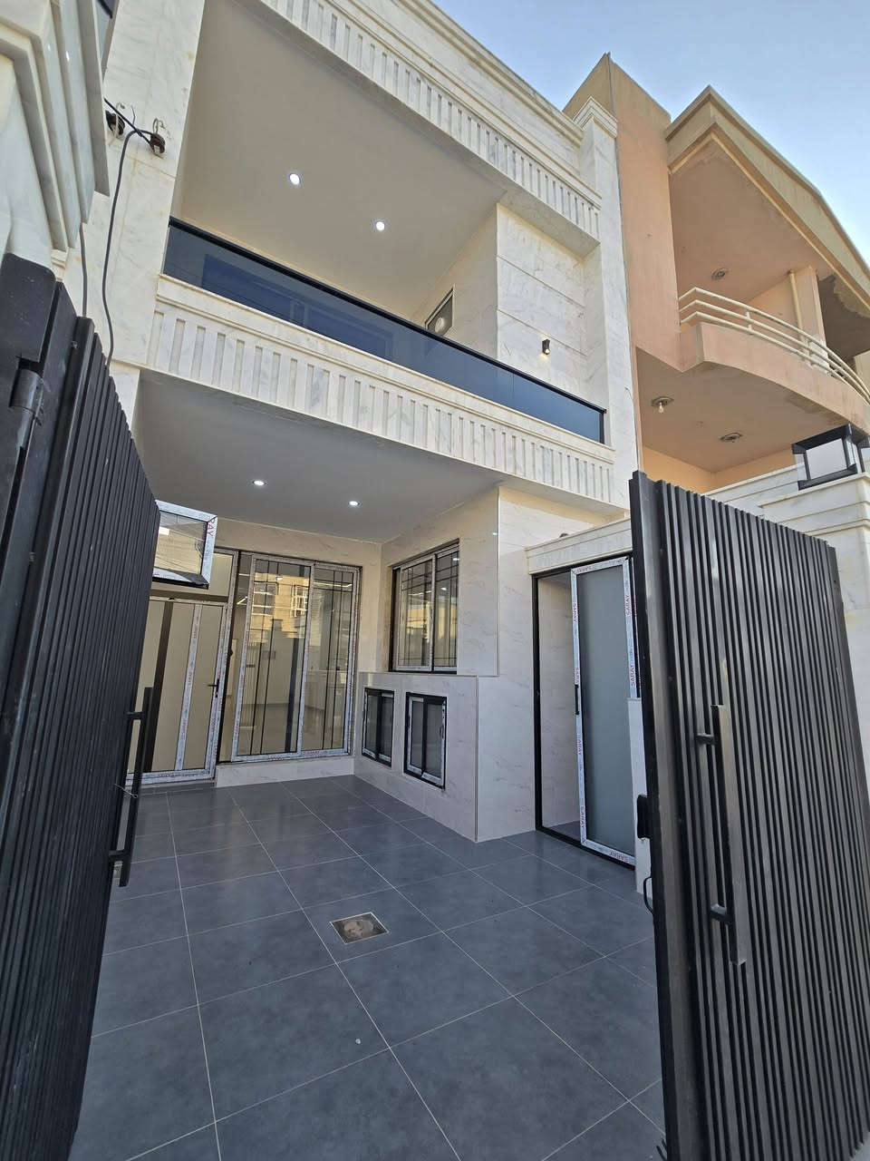🏡 خانووی نوێ (زیرۆ) بۆ فرۆشتن | منزل زيرو للبيع 🏡
​📍 شوێن / الموقع: هەولێر - گەڕەکی هەڤالان | أربيل - حي هفلان
📐 ڕووبەر / المساحة: 100m² (١٠٠ مەتر)
✨ حاڵەت / الحالة: زیرۆ (نوێ) / زيرو (حديث البناء)
🛣 شەقام / الشارع: بەرامبەر شەقامی ١٥ مەتری / مقابل شارع 15م
🛏 ژمارەی ژوور / عدد الغرف: 3 غرف نوم (٢ ژووری سوێت / 2 منها غرف سويت)
🎨 ڕووکار / الواجهة: نیوە مەڕمەڕ + نیوە سیرامیک / نصف مرمر + نصف سيراميك
​💰 نرخ / السعر: 10.5 دەفتەر ($105,000) / 10.5 دفتر ($105,000)
​📞 بۆ پەیوەندی و زانیاری زیاتر / للتواصل والاستفسار:
📱 ***********
📱 ***********
