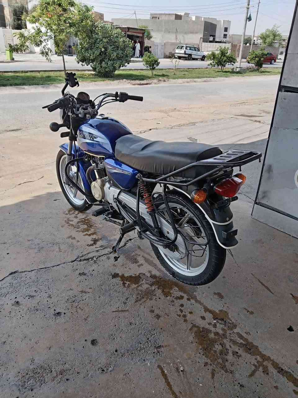 السلام عليكم عندي دراجه بوكسر للبيع مره وحده مفتوحه تجفيت شركه موديل 2018 طالعه من وكيل 2023 اوراق اصولي الدراجه وضع شركه ربع دنيار ماذب عليها السعر خاص واتساب *********** مكاني حله
