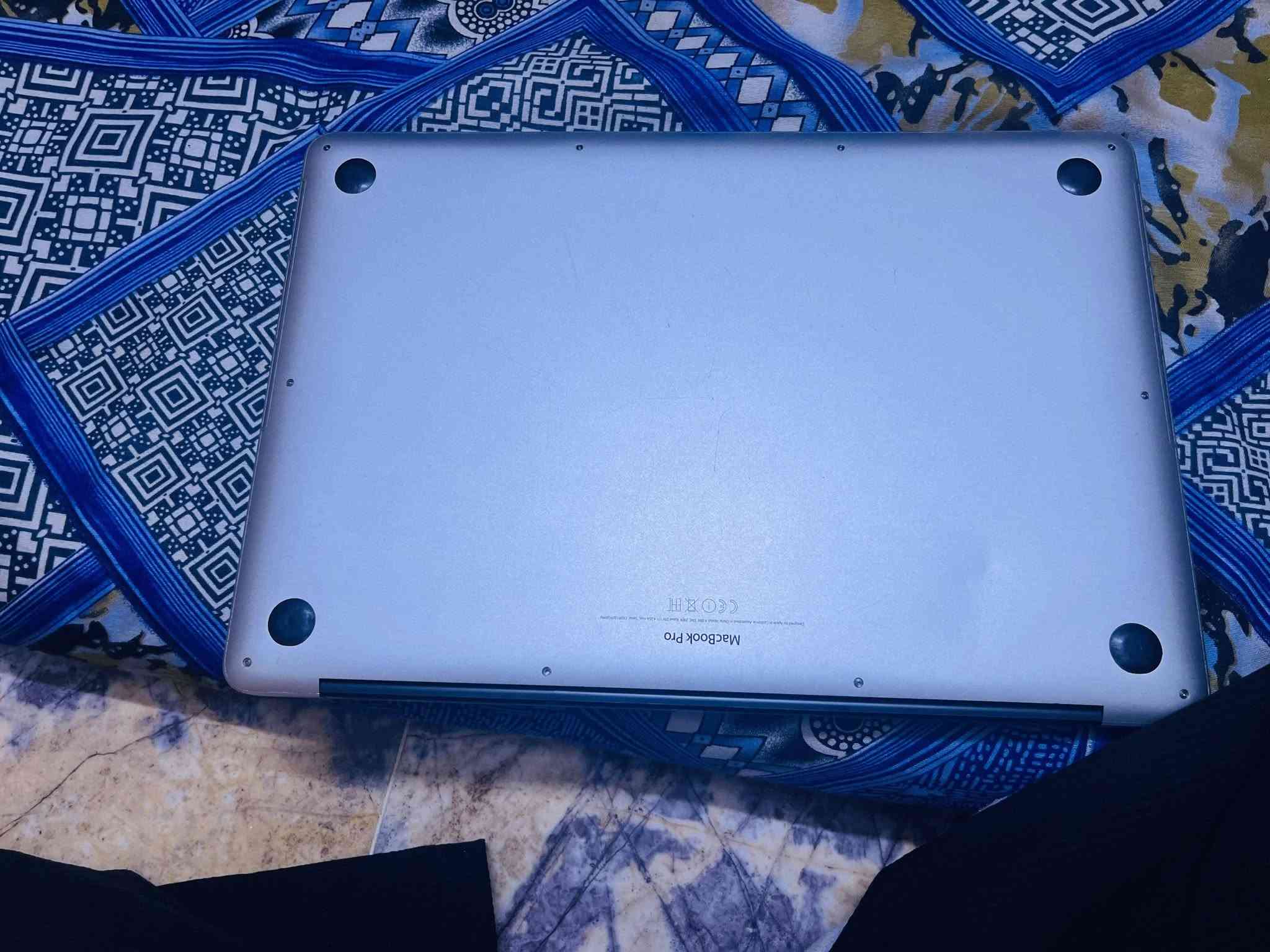 💰  السعر: 320,000 د.ع قفل—
معندي توصيل

📍 بغداد

المواصفات: • Intel Core i7-4HQ
• RAM 16GB
• SSD 256GB
• شاشة 15.6-inch
• البطارية بحالة طبيعية
• الجهاز نظيف جداً والاستخدام عليه خفيف

🖥️ ملاحظة: توجد مشكلة/آثار خفيفة داخل الشاشة، لكنها لا تؤثر بشكل كبير على الاستخدام اليومي، ويمكن ملاحظتها أكثر على الخلفيات الفاتحة.

الجهاز شغال بشكل طبيعي ومثبت عليه macOS Monterey.

📞 للتواصل: ***********
او خاص بس اتاخر بالرد مرات

نص مكتوب في الصور:
- Haiji_Moon Enter Password
