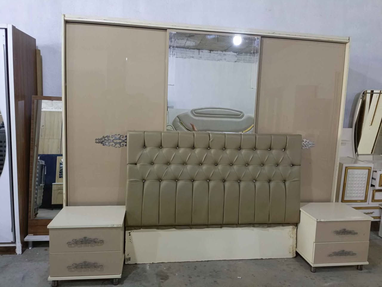 غرفة نوم تركي نضيفه 5قطع سعرها فقط 325 عنوان كركوك الشراي يخابر 
*********** كركوك, العراق
