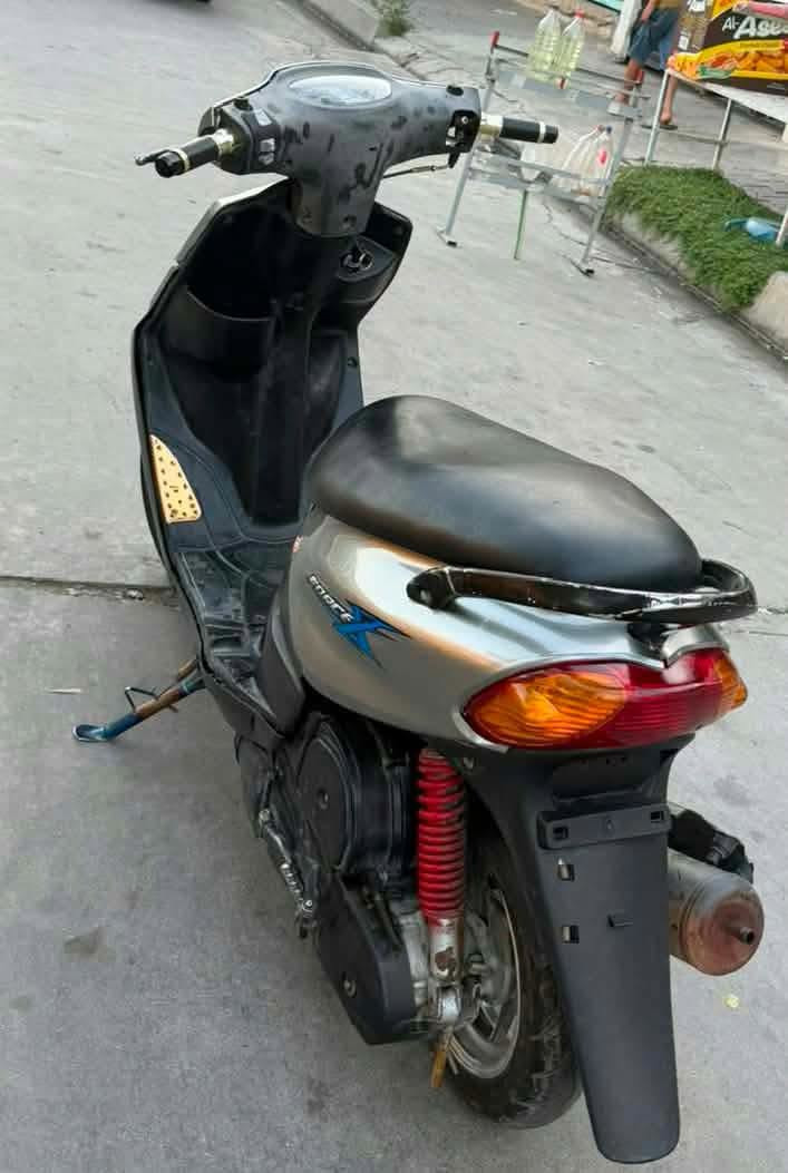 سعره 600 بيه مجال مكان دراجة كركوك حي عسكري قريب جامع معراج لاستفسار 📞 اتصل ع رقم ***********

نص مكتوب في الصور:
- تظهر في الصورة دراجة سكوتر من نوع ياماها جوج (Yamaha Jog)، وتحديداً بفئة "جوج 100 سي سي" (Jog 100) الشهيرة في الأسواق المحلية والتي تُعرف أحياناً بـ "ماكس" أو "قجمة". تتميز بلونها الفضي مع ملصقات "FORCE X" ومسند جانبي ملون.
