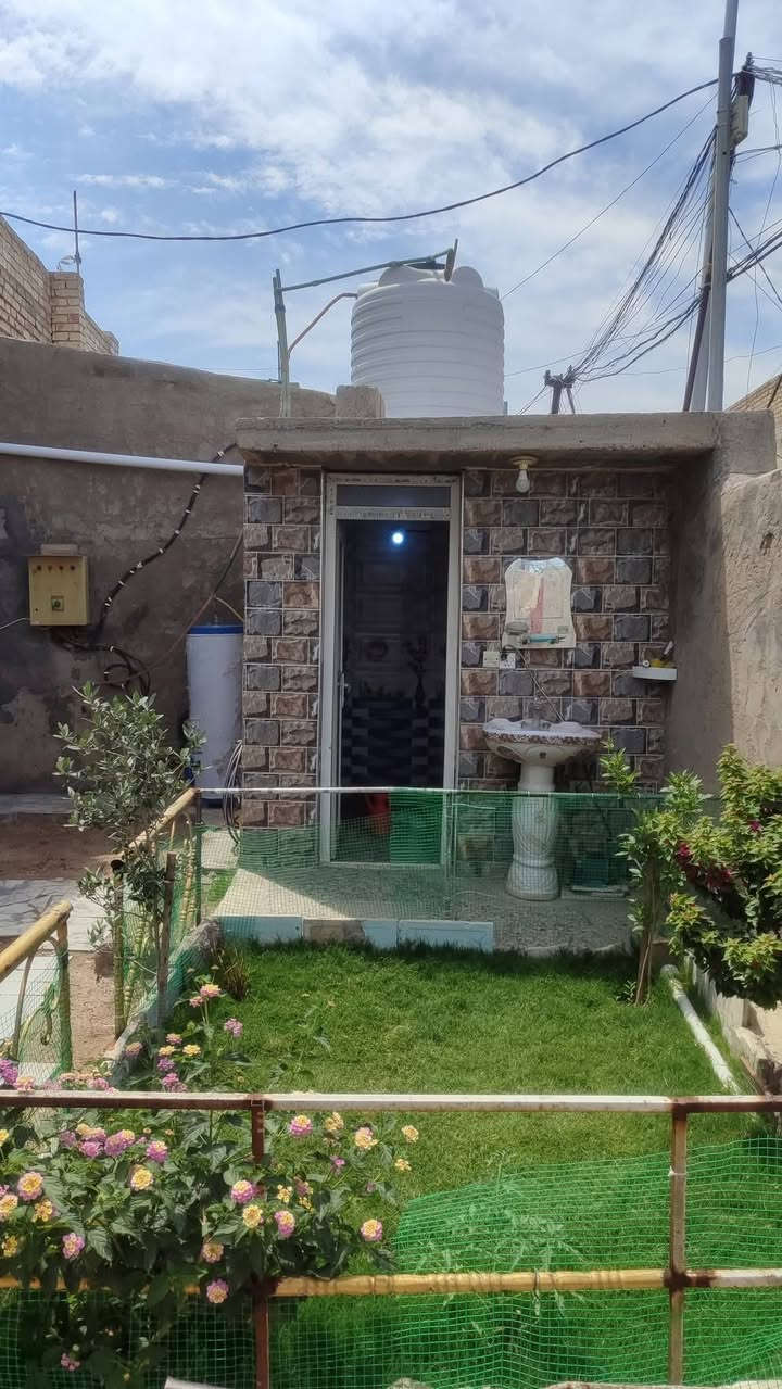 دار للبيع المساحة ٢٠٠ متر البناء طابوق صب مسلح يحتوي على ٢غرف نوم مع صحيات داخلية وخارجية و ٢منور ومطبخ وصالة كبيرة وإستقبال مثل ماموضح في الصور العنوان النهروان الدوانم مقابل صورة السيد الصدر  خلف جامع الصرخية للإستفسار أكثر مراسلة الصفحة او الاتصال على الرقم *********** ..

نص مكتوب في الصور:
- منور