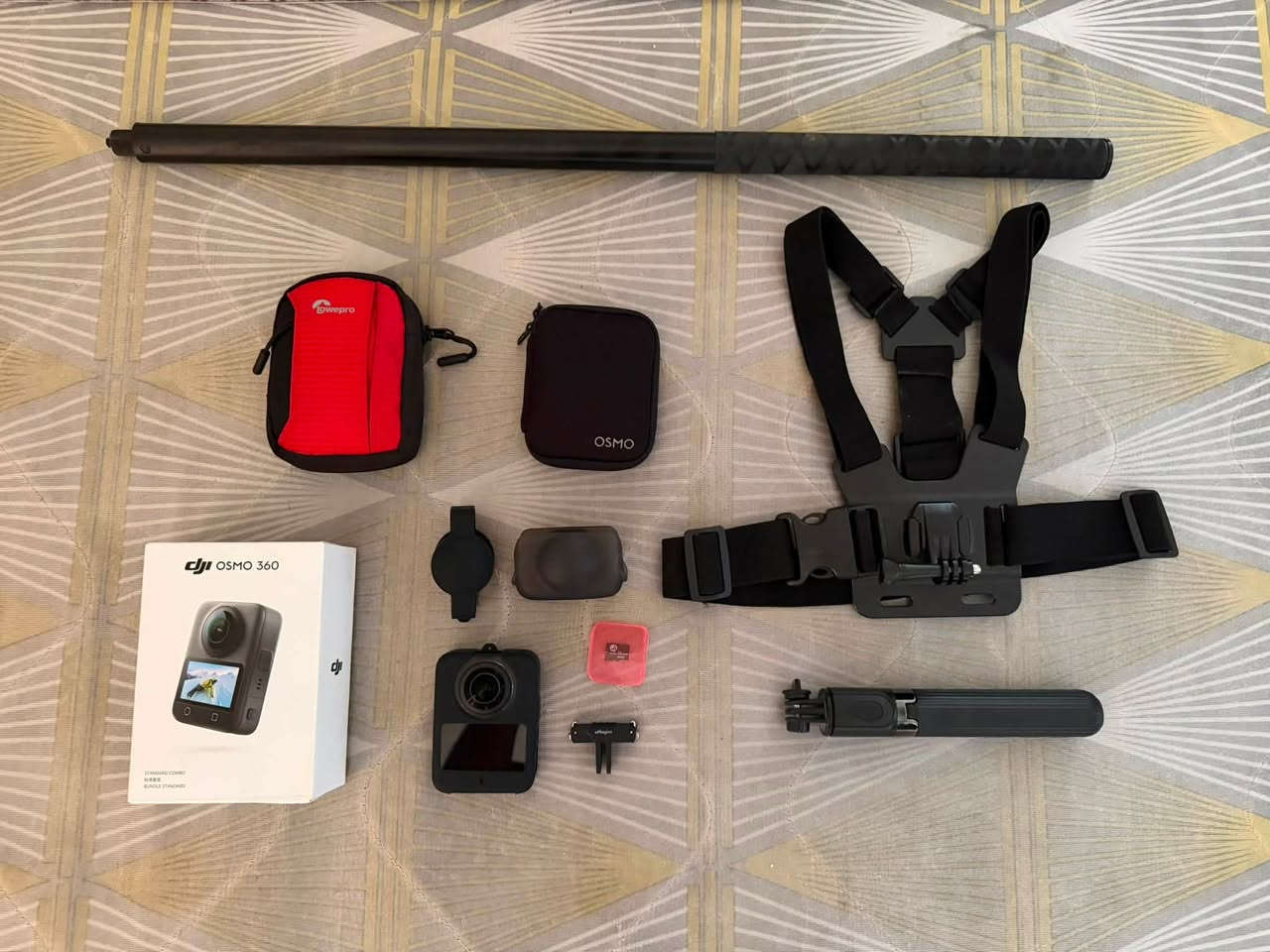 كاميرا DJI OSMO 360 
ذاكرة داخلية ١٠٥ غيغا
مستعملة ٤ مرات اخذتها ب ٦٥٠ الف قبل شهر علمود ترحال بالدراجة و بطلت.

ملحقاتها =
١ سيلفي ستك مخفي ٣ امتار
٢ سيلفي ستك متر
٣ حزام تصوير صدر
٤ كفر سيلكون و لزگة حماية شاشة و اثنين غطاء عدسة
٥ رام ٣٢ غيغا بايت
٦ كيس ماركة lowpro اصلي مبطن + كيس شركة ازمو.

الملحقات كلفتني فوك ال ١٠٠ الف

سعرها ٦٥٠ مع الملحقات
للتواصل ***********

