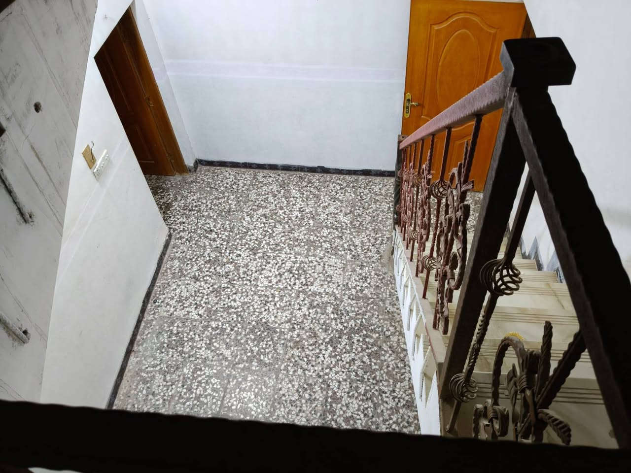 _بيت للأيجار مساحة 150متر.. طابقين نضيف جداً 

_الموقع: شارع 60 خلف مدينه حمورابي السياحيه قريب جداً على شارع يبعد 80 متر أو اقل

_الطابق الأول: 
غرفه نوم.. هول.. استقبال.. مطبخ.. مجمع صحيات 

_الطابق الثاني: 
غرفه نوم.. هول

_للأستفسار مراجعه مكتب القبه الذهبيه او الأتصال على الأرقام التاليه: 
***********
***********
