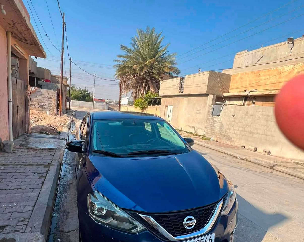 ***********
نيسان سنترا 2019 فئة SR، وإذا هي مواصفات US Spec فهذه أهم مواصفاتها الأصلية:
🚗 المحرك والأداء
* المحرك: 1.8 لتر، 4 سلندر DOHC
* القوة: 124 حصان عند 6000 RPM
* العزم: 125 lb-ft ≈ 169 نيوتن.م
* القير: Xtronic CVT أوتوماتيك
* الدفع: أمامي FWD
* بنزين عادي.
* استهلاك EPA تقريبًا 29 مدينة / 37 طريق / 32 مجتمعة MPG. 
⭐ مواصفات SR الخارجية
* جنوط ألمنيوم 17 إنچ
* إطارات 205/50R17
* مصابيح أمامية Projector LED منخفضة
* إضاءة LED إضافية
* Fog lights
* مرايا كهربائية ومدفأة مع إشارات LED
* سبويلر خلفي
* Side skirts رياضية
* Chrome exhaust finisher
* تصميم رياضي خاص بفئة SR. 
🛋️ الداخلية والتجهيزات
* مقاعد Premium Sport Cloth
* تشغيل بصمة/زر Push Start
* دخول ذكي Nissan Intelligent Key
* شاشة 7 إنچ
* Apple CarPlay + Android Auto
* Bluetooth
* USB
* كاميرا خلفية
* Cruise Control
* دركسون مكسو بالجلد
* تحكم بالصوت من الدركسون
* مكيف Dual Zone Automatic Temperature Control. 

🛡️ الأمان
* ABS
* VDC نظام الثبات الإلكتروني
* Traction Control
* TPMS مراقبة ضغط الإطارات
* Automatic Emergency Braking متوفر مع CVT
* Airbags أمامية وجانبية وستائرية كركوك, العراق
