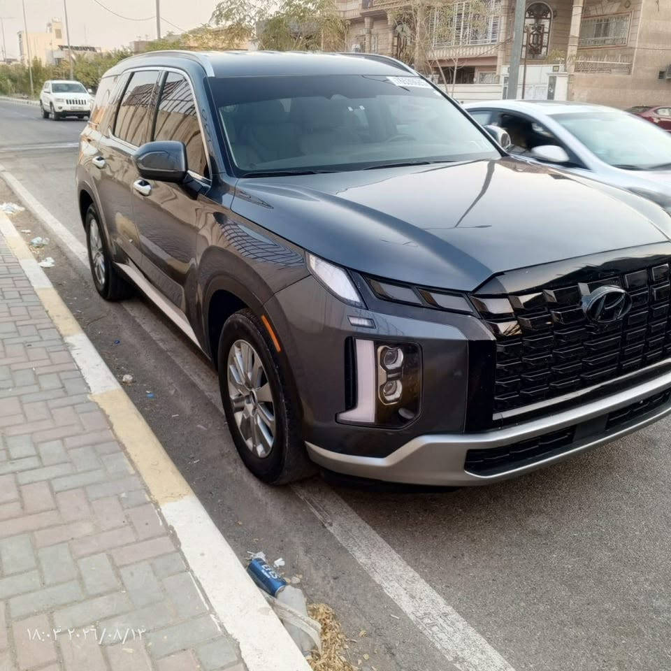 عائلية وفخمة وفول ورخيصة .. 
هيونداي بالسايد  موديل 2025 SEL
               (بحالة شبه زيرو)
السيارة مناسبة لانها مسجلة ديالى شهداء وكالة عامة مباشرة 

أبرز مواصفات فئة SEL
محرك محرك V6 بسعة 3.8 ليتر 
يمنحك قوة جبارة مع تسارع سلس،
مقترن بناقل حركة أوتوماتيكي 
من 8 سرعات مع أنماط قيادة متعدّدة

التصميم الخارجي: شبك أمامي كروم 
ضخم وعصري، إضاءة LED بالكامل (أمامية وخلفية) 
مع تصميم إشارات عمودي مميز، وعجلات (ويلات) 
ألومنيوم رياضية قياس 20 إنش.
المقصورة والراحة
  3 صفوف من المقاعد بتغليف 
فاخر يتسع لـ 7 أو 8 ركاب براحة تامة

مقاعد أمامية كهربائية مع ميزة التدفئة والتبريد
فتحة سقف كهربائية 
تعطي لمسة جمالية ورحابة داخلية.
 نظام تكييف أوتوماتيكي ثلاثي المناطق
 (تحكم مستقل للركاب في الخلف).
 التكنولوجيا والترفيه:
 شاشة ملاحة وتطبيقات لمس كبيرة مقاس 12.3 إنش تدعم 
Apple CarPlay و Android Auto.
  
شاحن لاسلكي للهواتف الذكية مع منافذ USB-C لجميع صفوف المقاعد.
 تشغيل عن بُعد ونظام دخول ذكي (بصمة).
 نظام تنبيه الخروج عن المسار 
والحفاظ على المسار
 رادار ومثبت سرعة ذكي متكيف (Adaptive Cruise Control)
 نظام منع التصادم الأمامي والتنبيه 
من النقاط العمياء
حسّاسات ركن أمامية وخلفية مع كاميرا لرؤية خلفية واضحة

 السيارة ماشي 31,000 كم فقط
الحالة العامة: السيارة بحالة الوكالة ونظيفة جداً من الداخل والخارج.
 الضرر:  واضحة بالصور فقط  تعديل بسيط  بالبنيد   ودعامية طخة بسيطة جداً بالدعامية مع جزء بسيط من البنيد (بدون إيرباج / الإيرباجات سليمة تماماً)

🟥  💌
 للتواصل والاستفسار: ***********

نص مكتوب في الصور:
- ١٨:٠٣ ٢٠٢٦/٠٨/١٣
- 76539685x