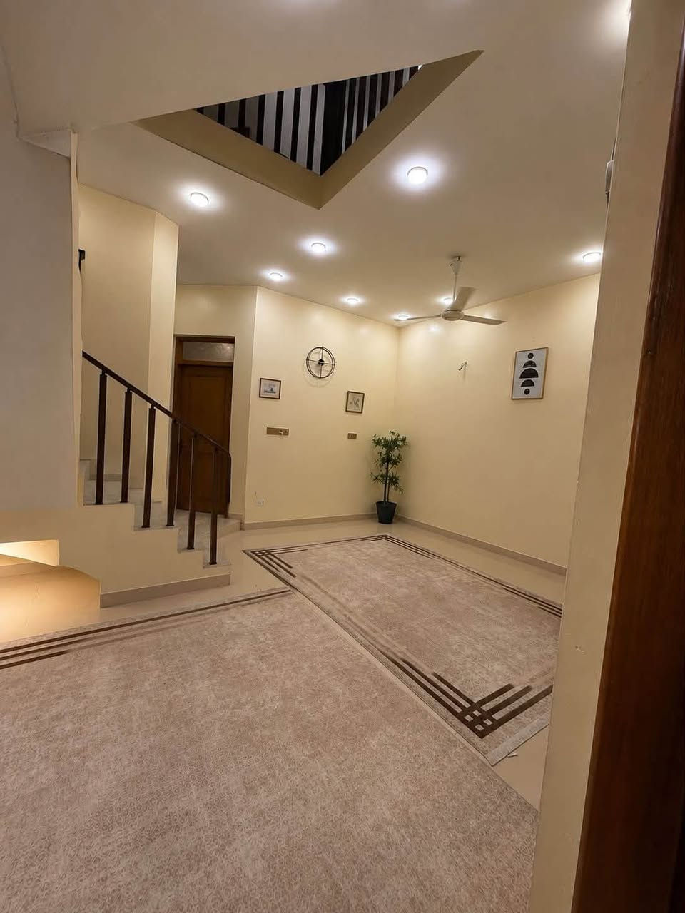 #دار_للــبـيــع 🏠 ام الخيل الرابعة مطلوب اسكان 46 مليون ​📣 دار للبيع (طابو صرف)
​المواصفات الأساسية:
​المساحة: 150متر مربع.
​عدد الطوابق: طابقين (بناء كونكريت مسلح).🏗️ 
​التفاصيل والتقسيم الداخلي:
الواجهة ٧ ونص  النزال 20 ↔️ 
​الطابق الأول:
​
​غرفة استقبال كبيرة.
​صالة + مطبخ.  ♨️ 
​غرف نوم (عدد 2).
​مناور.
​مجموعات صحية (داخلية وخارجية).🛁 
​الطابق الثاني:
​صالة واسعة.
​مع حمام
——————————————-
#متابعة_الصفحة
#نستقبل_جميع_عروضكم
———————————————————
🔺#للاستفسار الاتصال ع الارقام
 حسن *********** 📲  
واتساب *********** 📲  
 ارشد ***********📲 
—————————————————————
او زيارة مكتبنا متواجدين 3 الظهر إلى 8 مساء 
🔺مكتب دره المشرق للاستثمار والتطوير العقاري 
🔺العنوان:-حي الجزائر الشارع العام قرب مأكولات تشرين
ومجاور شركة زاد اهل الخير للسفر والسياحة
