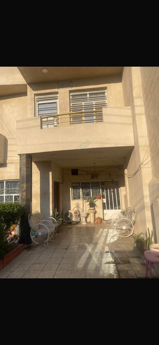 بيت للبيع المساحة 200 متر
يحتوي على 4 غرف 
الطابق الثاني بناء جديد
الموقع السويب منطقة 200
الاستفسار الاتصال على الرقم ***********
