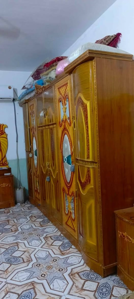 السلام عليكم  غرفه اخشاب للبيع العنوان فتاحيه مع دوشك نفرين وبسعر مناسب والشراي يتصل على الرقم ***********
