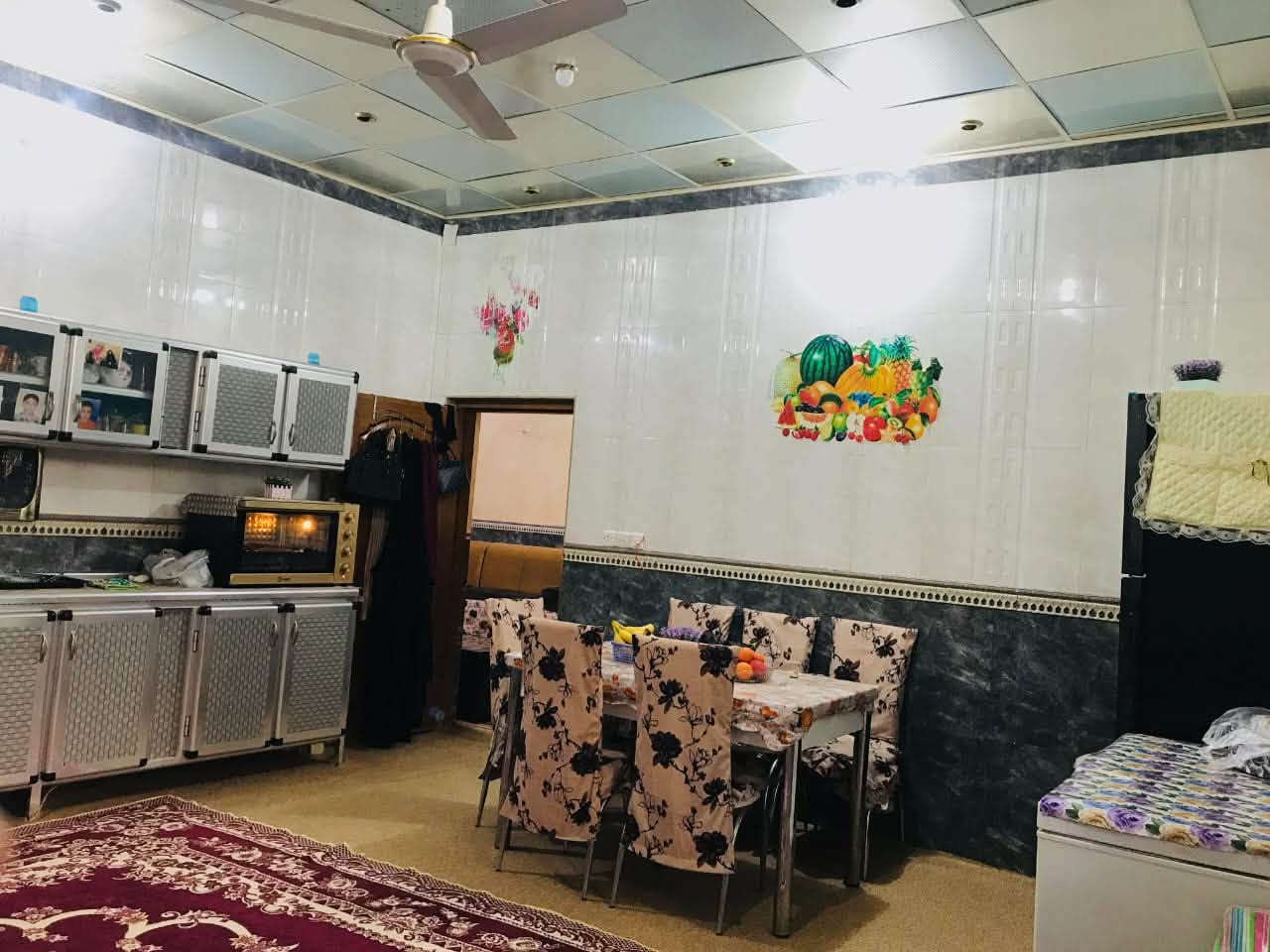 بيت 200 متر طابقين للبيع
كربلاء البوبيات عمود 55 
يحتوي الطابق الاول  ع كراج سيارة وغرفة وصالة ومنور عدد 2 صحيات عدد2 واستقبال وكندور ومطبخ حار وبارد 
الطابق الثاني يحتوي ع مطبخ بسيط وصحيات وغرف واسعه عدد 2 وصاله واسعه وبلكونه ع كل الغرفتين وسطح ناصي وعالي 
ماء مجاري كهرباء متوفر يبعد عن الامام كيلوين 
يبعد عن الشارع البوبيات 250 متر 
سعر 160  ***********
