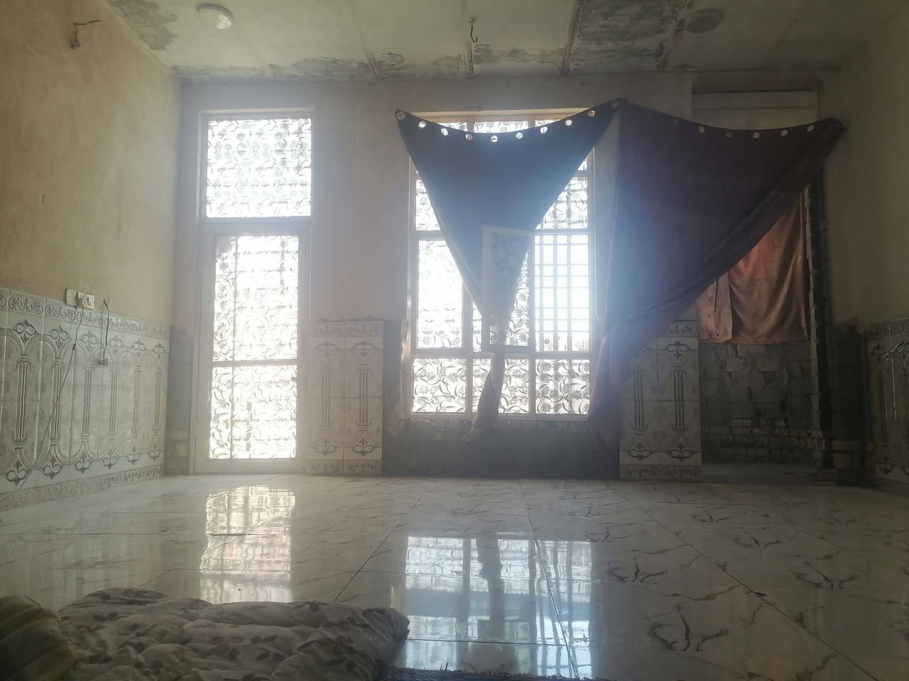 السلام عليكم /بيت للبيع طابو زراعي سند 25
مساحه 240 يحتوي على 2غرف نوم +صاله طول 12متر +استقبال وثنين مناور + صحيات خارجيه وداخليه موقع البيت القاسم الحولي قرب مجمع الزهراء/مجمع نبيل /سعر البيت 30 وبي مجال للستفسار ***********
