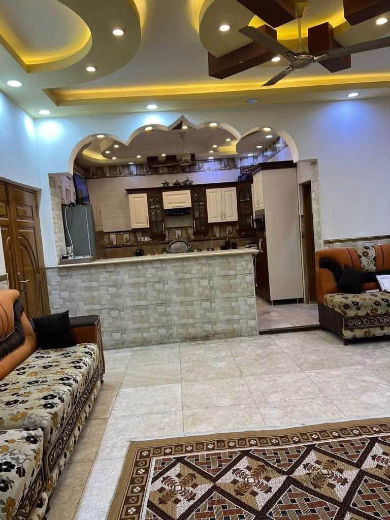 بيت للأجار
القبله حي الرشيد مقابيل الوكيله ام فؤاد

مساحة 216 م

طابقين

 يقع ع شارع 20م بيت حديث

مجموع غرف المنام 6 اثنين منهم ماستر 

ويحتوي على استقبال وصالتين
ومطبخ حار وبارد 

وكراج وصحيات داخليه وخارجيه

الاجار مليون وربع نهائي
#عقارات_احمد_للأستثمار_العقاري 
***********
***********
