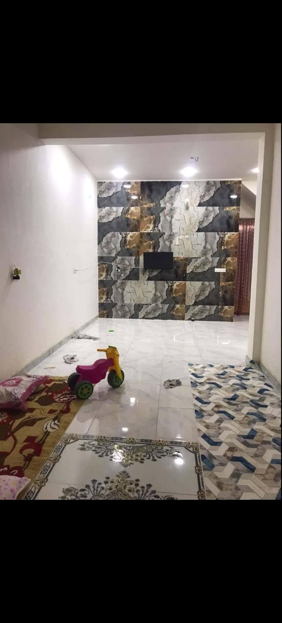 بيت للبيع 🏘 بناء حديث📍حر ممطلوب 
حي الزهراء خلف مظيف الرواجح مساحته 100م واجه 6.5
ونزال 15
يحتوي البيت 
✨غرفه نوم 
✨مطبخ 
✨وصاله 
✨وستقبال 
✨صاله مفتوحه ع الاستقبال 
✨صحيات داخليه غريبه 🚽
✨صحيات خارجيه شرقيه 🚽
✨بيتونه 
✨نظام كهرباء ومي ومجاري درجه اولى
✨مكان للقناني والماطور مخفي 
اي استفسار 
خاص مفتوح
***********
