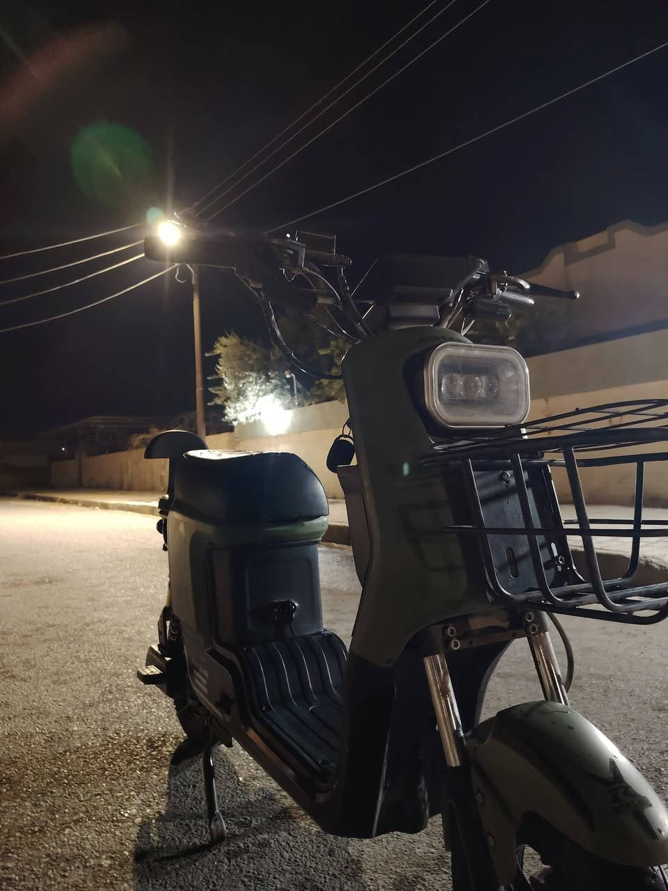 سلام عليكم دراجه شحن R8 للبيع موديل25 دراجه نضيفه كلش بطاريات ع وضع البلاد دراجه كلشي بلادي ما مبدل بيهه اي شي مكاني ديالى الخالص حي العصري " السعر 400 وبي مجال" 

للاستفسار ***********
