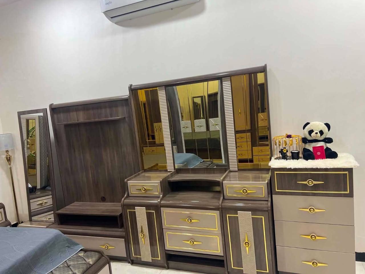 جالسلام عليكم غرفة نوم للبيع مستعمله شي قليل 11قطعه مكاني بابل السعر مليون و700 وبيهه مال بسيط استفسار واتساب او اتصال فقط ***********
