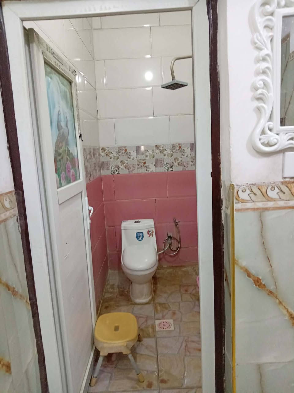 السلام عليكم بيت للبيع محله ١٠٥مقابل عمارة الدفاعي بيت جاهز وبناء جديد كله سيراميك ونظيف ومرتب مجاري ماء تبليط خدمات كامله يبعد عن الشارع العام ٢٠٠]مساحه ١٧٠متر صاحب الدار ،***********
