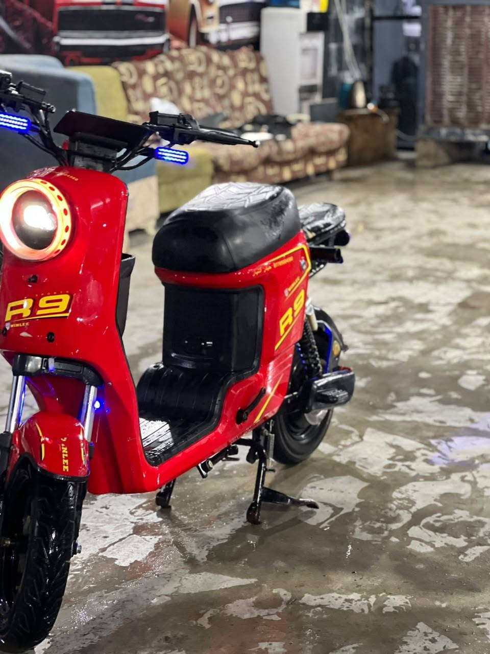 سلام عليكم
ماطور R9ونلي للبيع لون احمر
بطاريات  A+  الاصلية26 امبير عدد5

سرعة بلشاشة109
لايت عالي ناصي
اشاير شغالين
سكن متغير الالوان
بك لايت شغال
وبي نضامr رجوع للخلف
4نمر
ملف 1500واط نحاس
شاحنة الاصلية
الماطور احلى. من الصور
شرط كهربائيات كلها شغالة والبطاريات عالفحص
سعر 425الف وبي مجال 
مكاني موصل مزارع زيونه يم المرور 
*********** بي واتساب
 الماطور السكليتر تشكل.       فقط تبديل سكليتر.  ويرجع كلشي مابي
