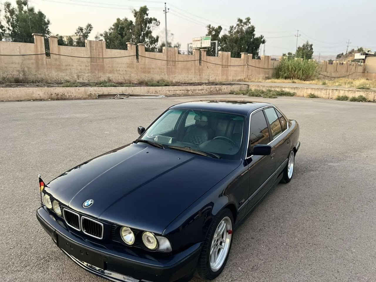 سەرەتا بەناوی خودای گەورە BMW525 ئاڕم پلاستیک هەولیر مۆدیل 1992 فول فولە بەس سڵای نیە گیڕ تۆماتیک کوشین جڵد پیش پان لایت بیلاد تەبرید سارد گەرم بەشەرت  بیلیدران هیج هیجی پیوە نیە هەموو گیانی بیلادیە دەسکاری نەکراوە سەیارەکە بۆیاخی نەبوو بۆخۆم پەمم کردۆتەوە گیڕ مەکینە کارەبای لیدران ئاڕمی هەموی بەشەرت دەفرۆشم سەیارەکە هەموو گیانی لەسەر بیلادی ماوە جەگ سپیر کامل شتی بیلادە *********** كويسينجاك, أربيل
