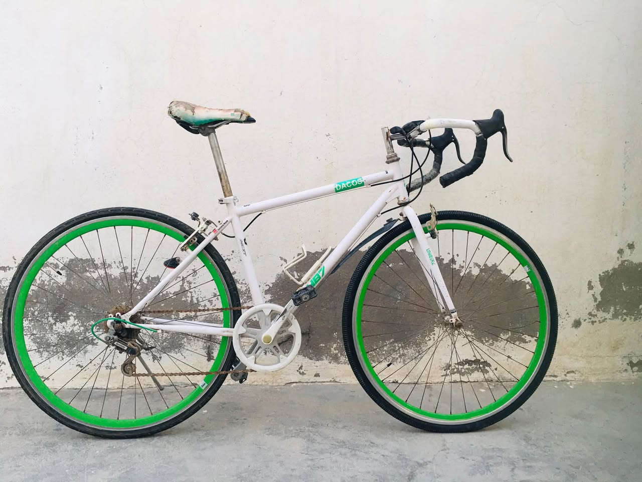 رود c700
ماركة DACOS 
فريم حديد
وياله واستيرن الامنيوم 
نقصه بس (ماسحة او فحمة مال لبريك الامامي)
سعره 75 الف 
مكاني  مدينة الصدر 
وتواصل واتساب *********** 
او مراسلة الصفحة

