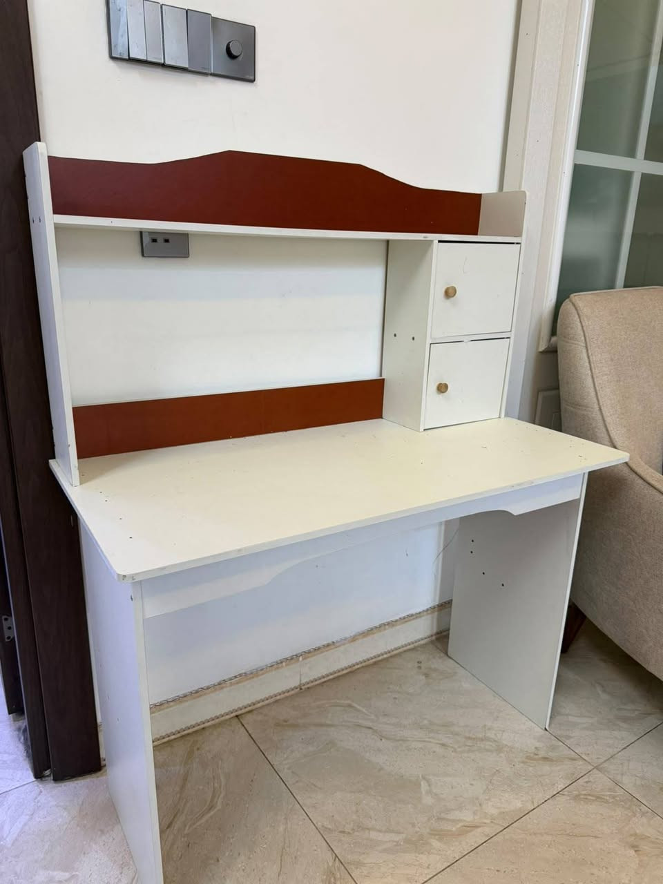 ميز دراسي جديد للبيع السعر 40 وبي مجال قليل المكان تكريت/الزهور / الرقم: ***********
