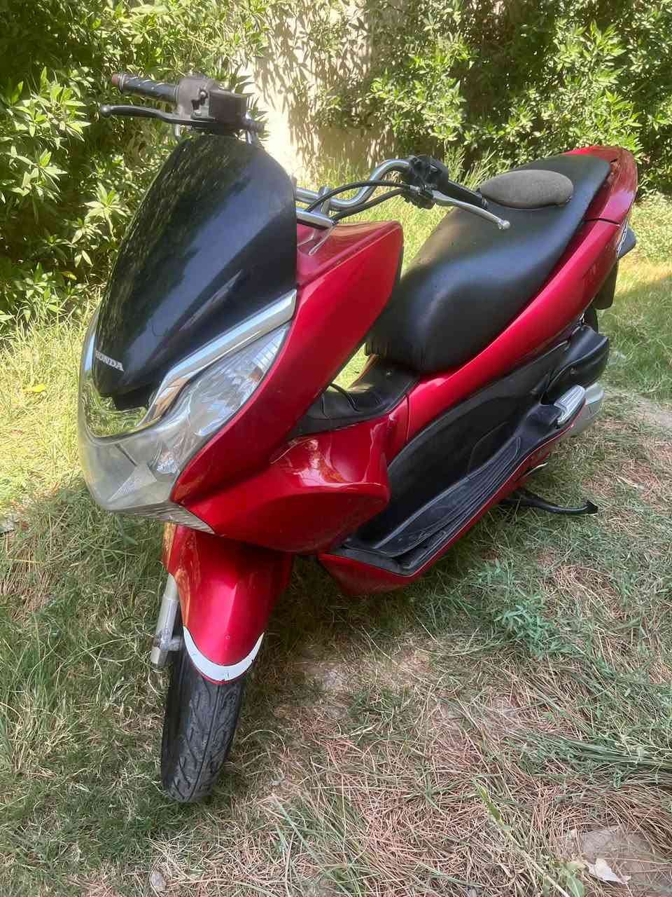 Pcx
الجيل الاول 
بيها قليل دخان بالدوس 
السعر900
***********
