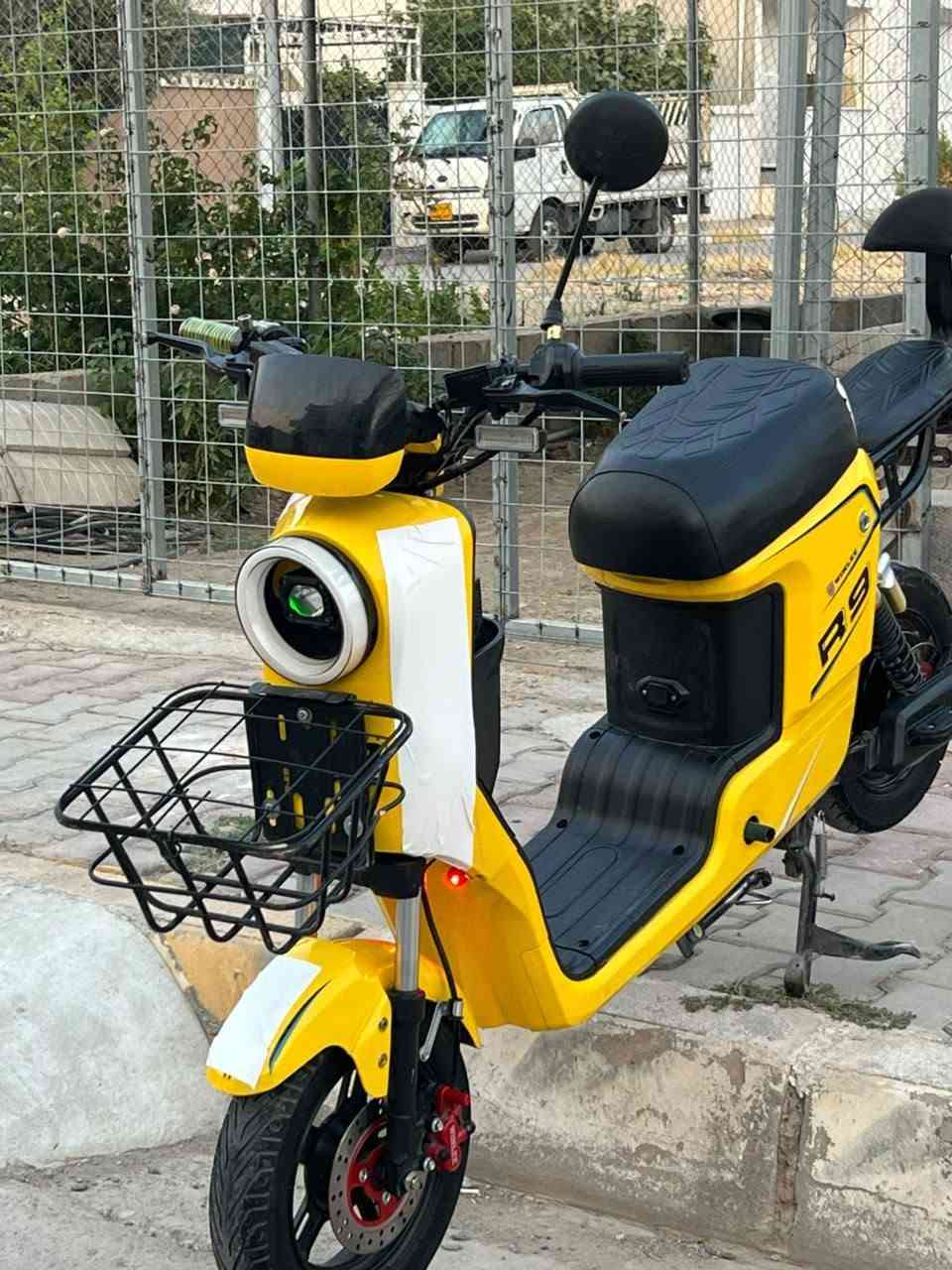 آر تسعه للبيع
***********
بطاريه ولي أصلي 
تايرت جديد 
كهربائي مابيهه عيب 
درجه مابي أي نقص 
سعره ٦٠٠بي، مجال 
جامرلغ موجود
