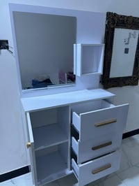 ميز تواليت للبيع نضافة 100/100   السعر 100 الف  07852093444