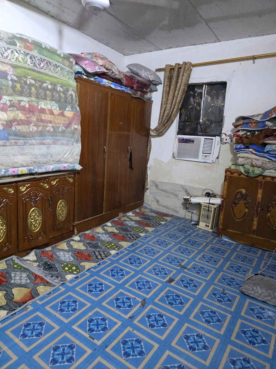 بيت حواسم للبيع بي وصل تطويب عنوان الاسكان الصناعي خلف العمارات مساحه 130 متر غرفتين وصاله وديوانيه ومطبخ وصحيات قريب على التبليط السعر على الخاص  للستفسار ***********
