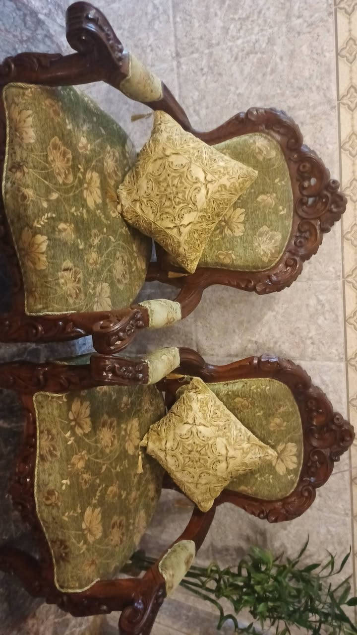 تخم قنفات اثنين ثلاثي واربع كراسي خشب تحفير اخو الجديد استعمال قليل مابيه اي ضرر وميز وسطي واربع طبلات مرمر مع تيبلام  بغداد ***********
