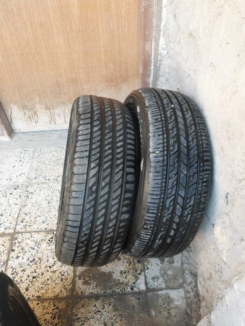 سلام عليكم تايرات ١٧  نضيفات المكان ابو دشير بس وتساب ***********
