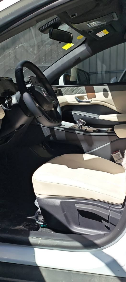 متوفر لدى معرض القمه 
BYD جن بلاص 2025
داخل ابيض 

الاستفسار 
***********
