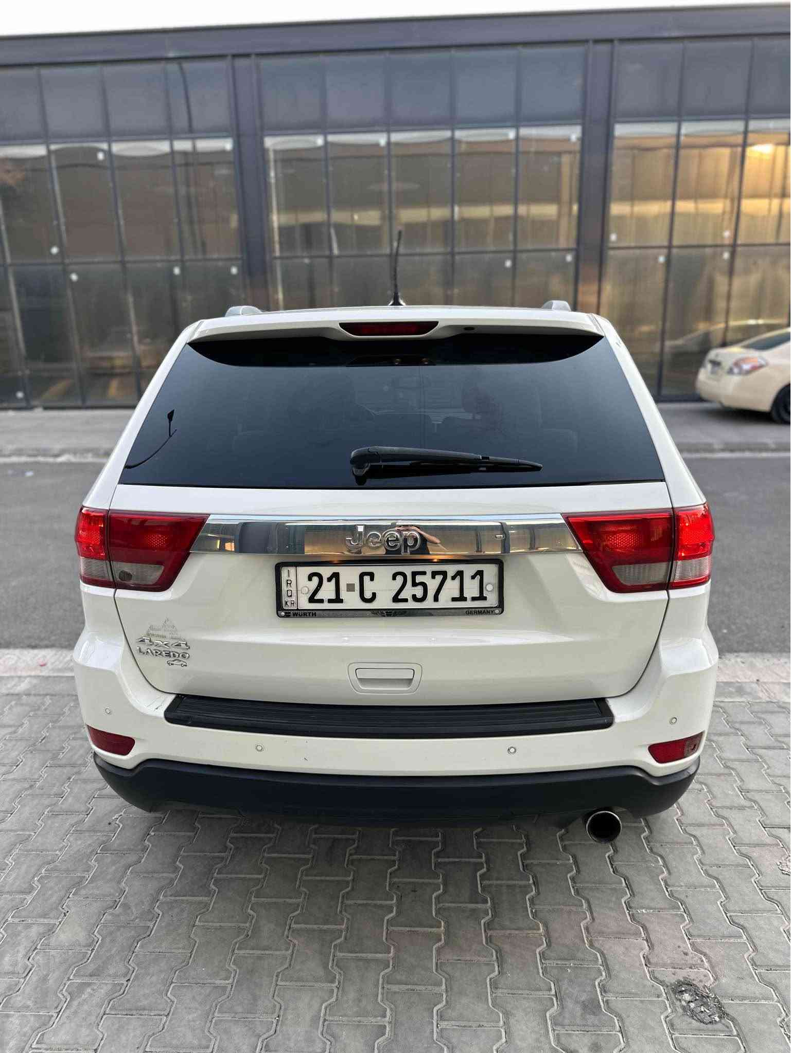Jeep Laredo 2011
ده‌بڵ ئاكسل سڵاید نیه‌
١٣٦ هه‌زار رۆشتووه‌
بۆیاخی نیه‌  دوو سێ په‌ڵه‌ كارتئ هه‌یه‌ 
سه‌یاره‌كه‌ زۆر تازه‌ ماوه‌ته‌وه‌ 
گیر و مه‌كینه‌ به‌شه‌رت 
سه‌نه‌وی تازه‌یه‌ 
سعری ١٣٥ گه‌ڵا و مه‌عامه‌له‌
*********** السليمانية, العراق
