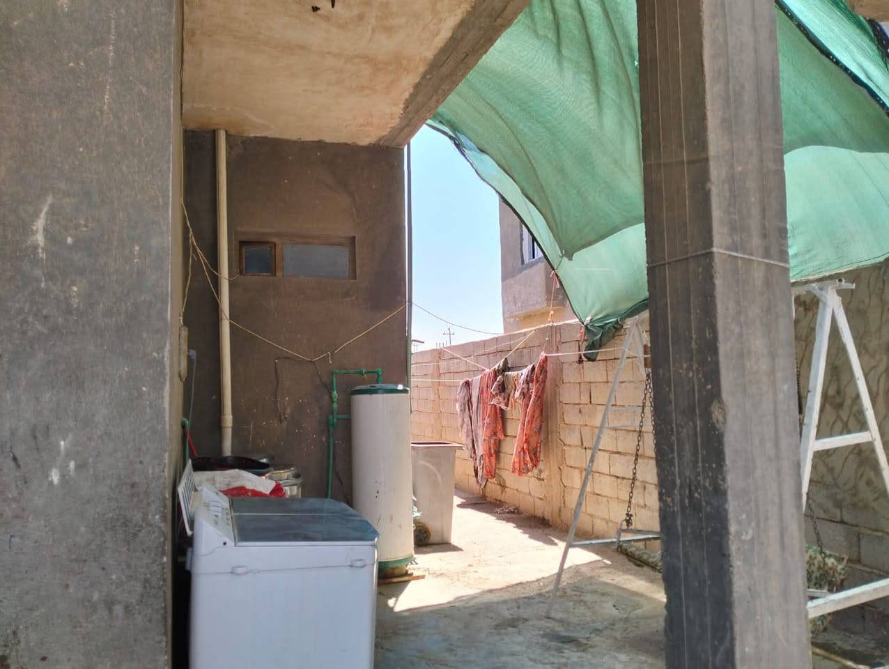 سلام عليكم بيت للبيع زراعي مساحه350 مكان محاويل بدع الكبير يم معمل زمزم سعر  خاص مي رسلاه كهربائية موجوده مو الده حي موجوده محوله قريبه حيل 500 متر عن شارع حله بغداد رقم الهاتف ***********
