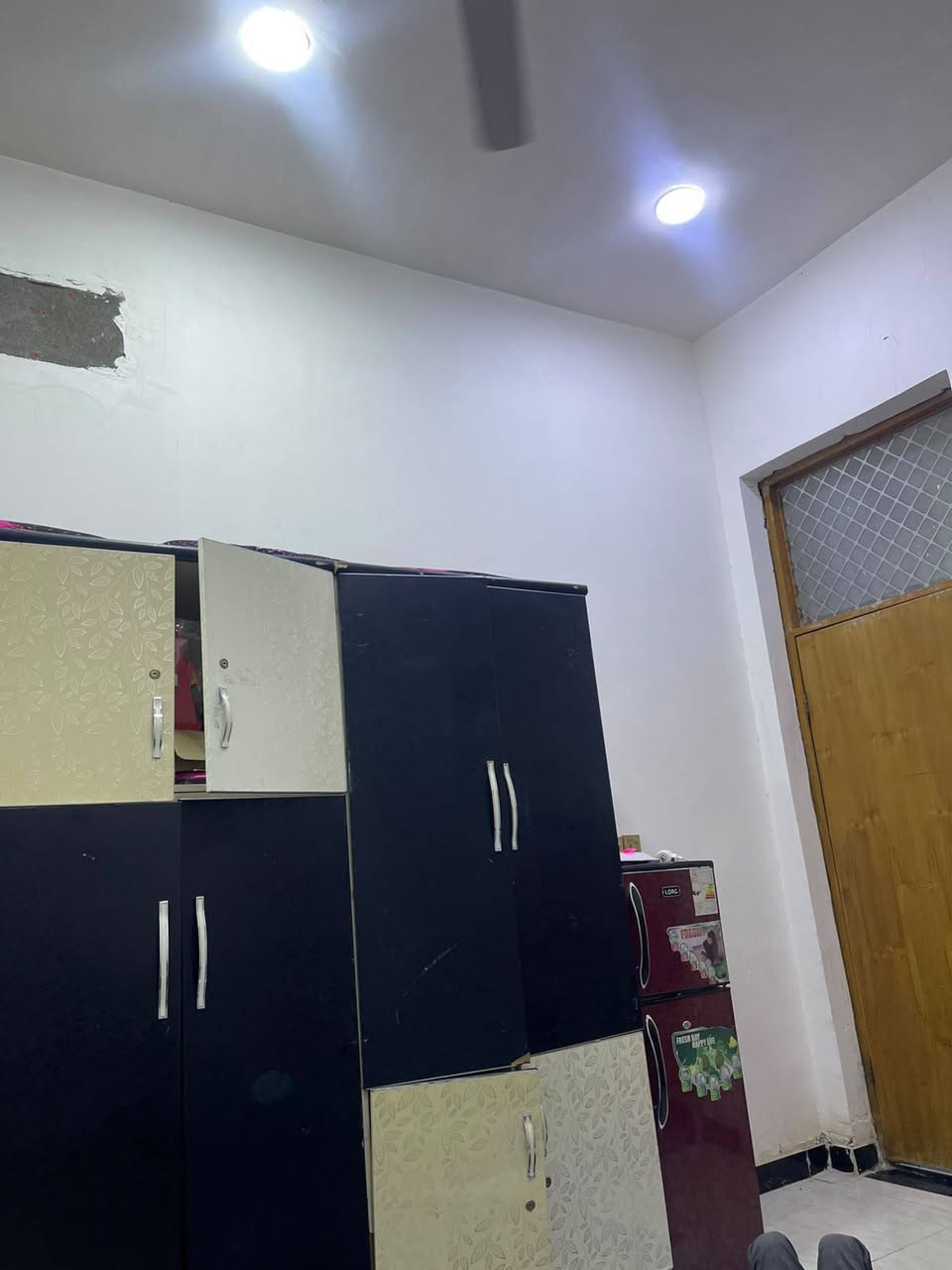 سلام عليكم بيت البيع زراعة سند 25بتقيه الثالثة قرب مجمع الروان يحتوي على غرف نوم عدد 2وستقبال وصاله ومجمع صحيات ادخل وخارج وحديقة وكراج مساحت البيت 285 متر  عنوان المكتب قرب مجمع الروان رقم الهاتف*********** او خاص
