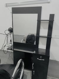 ميز حلاقة • درجة أولى • للبيع