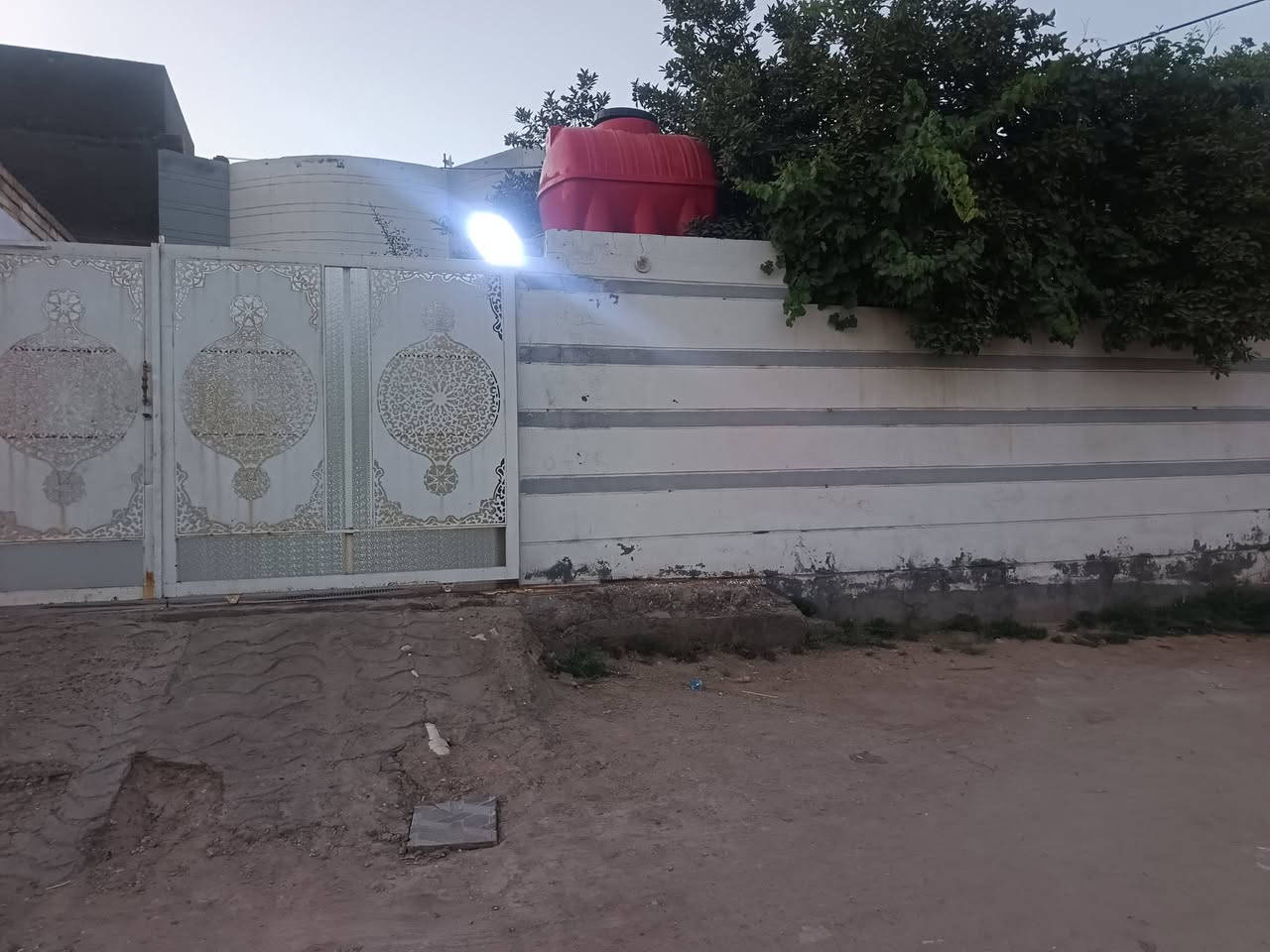 بيت للبيع المساحة الكلية 290متر طابو سند 25  غرفتين نوم وصاله ومطبخ استقبال وصحيات داخليه وصحيات خارجيه كراج سياره وحديقة البناء طابوق السقف صب مسلح الصطح فرشي عرض الشارع 10متر ثاني بيت عن الشارع الرئيسي مال الشط العنوان طويريج حي الجمعية قرب بيت القي مقام السعر 130مع المجال للتواصل ***********// مكتب المهندس للعقار أحمد ألجبوري
