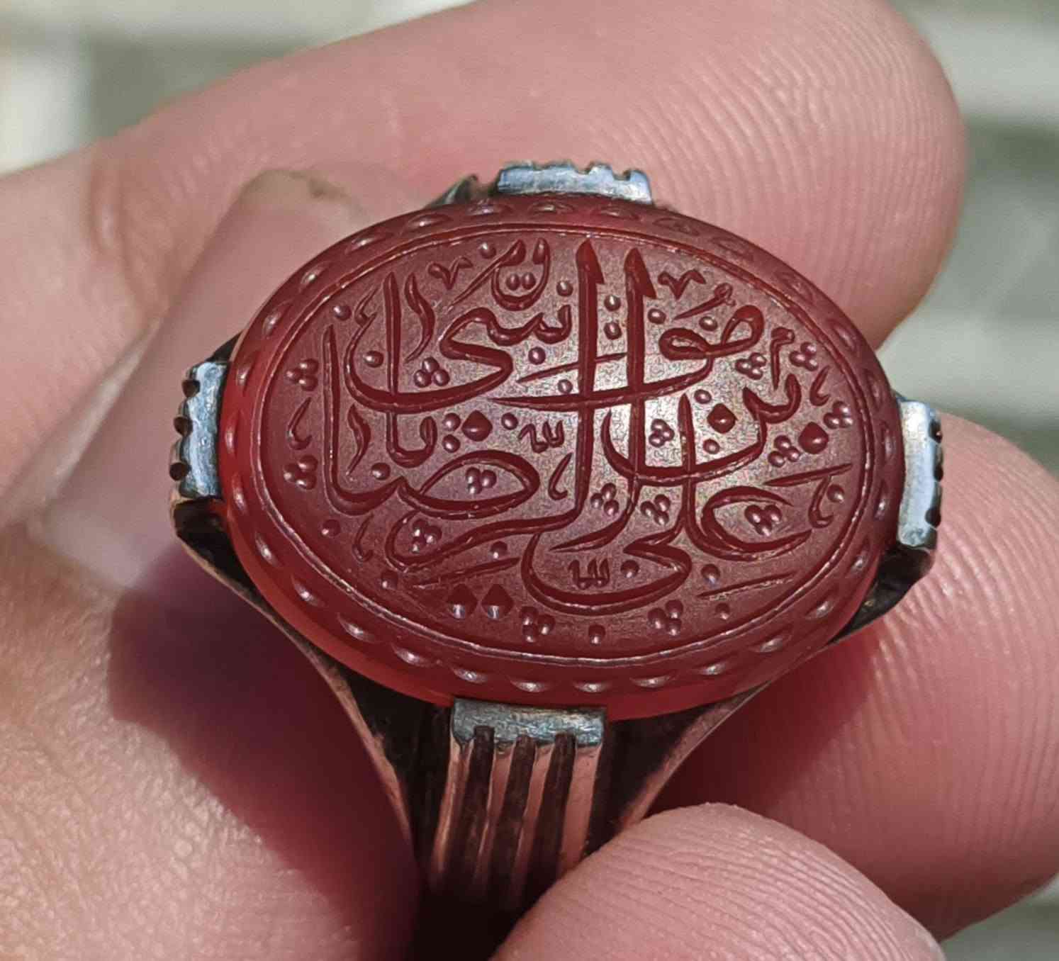السلام عليكم عقيقه يماني تحفه خط جميل جدا مخطوط(ياعلي ابن موسئ الرضا) قياس الحجره 2سم وقياس الخاتم 25-26 صياغة مخالب الصائغ(عود) سعر 70 مكان ناصرية توصيل موجود ***********
