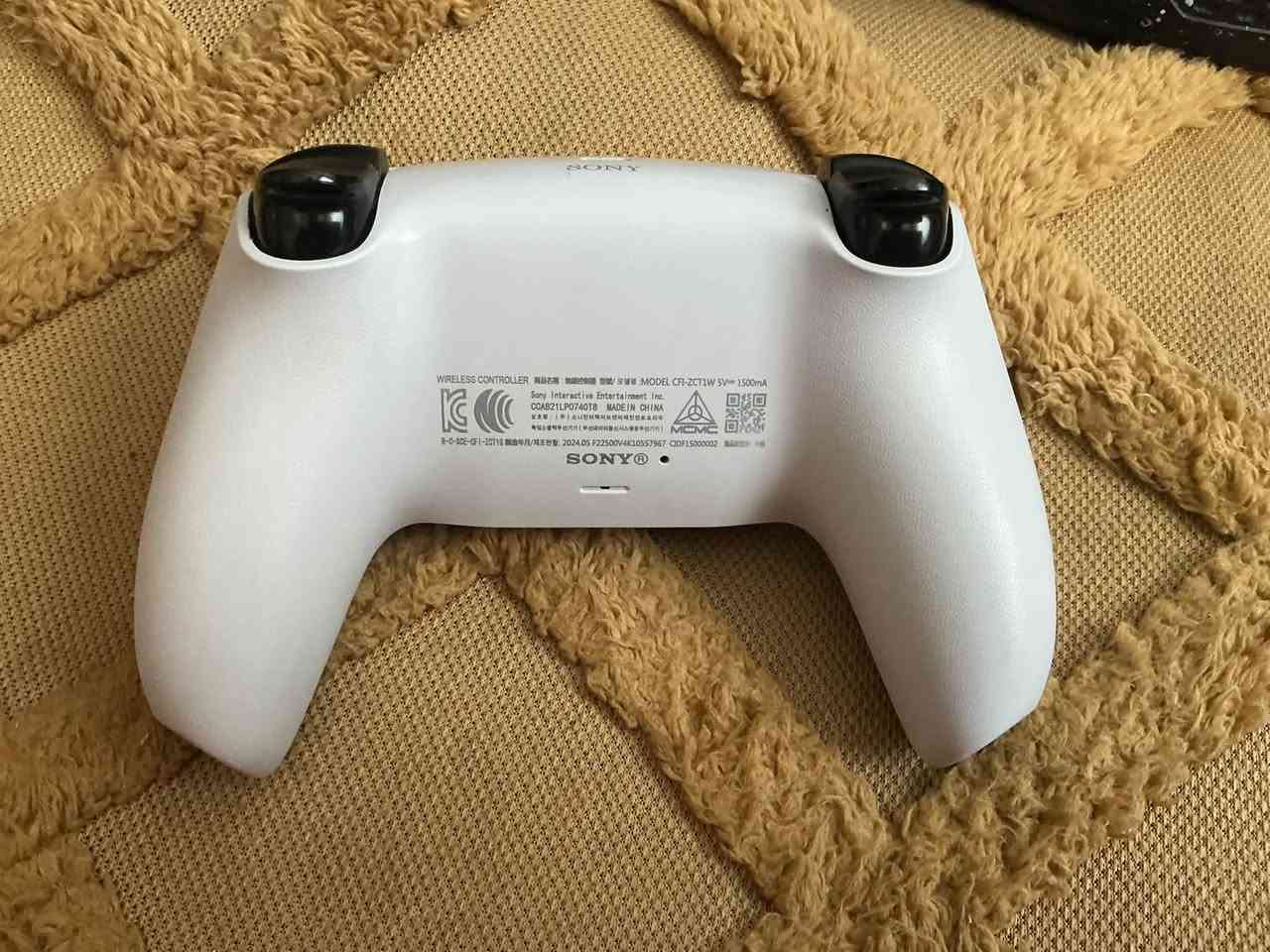 السلام عليكم للبيع بلايستيشن5 مستعمل نظيف جدا 

🎮ملحقاته كامله 
ملاحظه جهاز نظيف مابدل ولا قطعه مامفتوح أبدا مع جوستك وحده فقط 
للرقم  ***********
او مراسله ع خاص
السعر 750مكان بغداد
