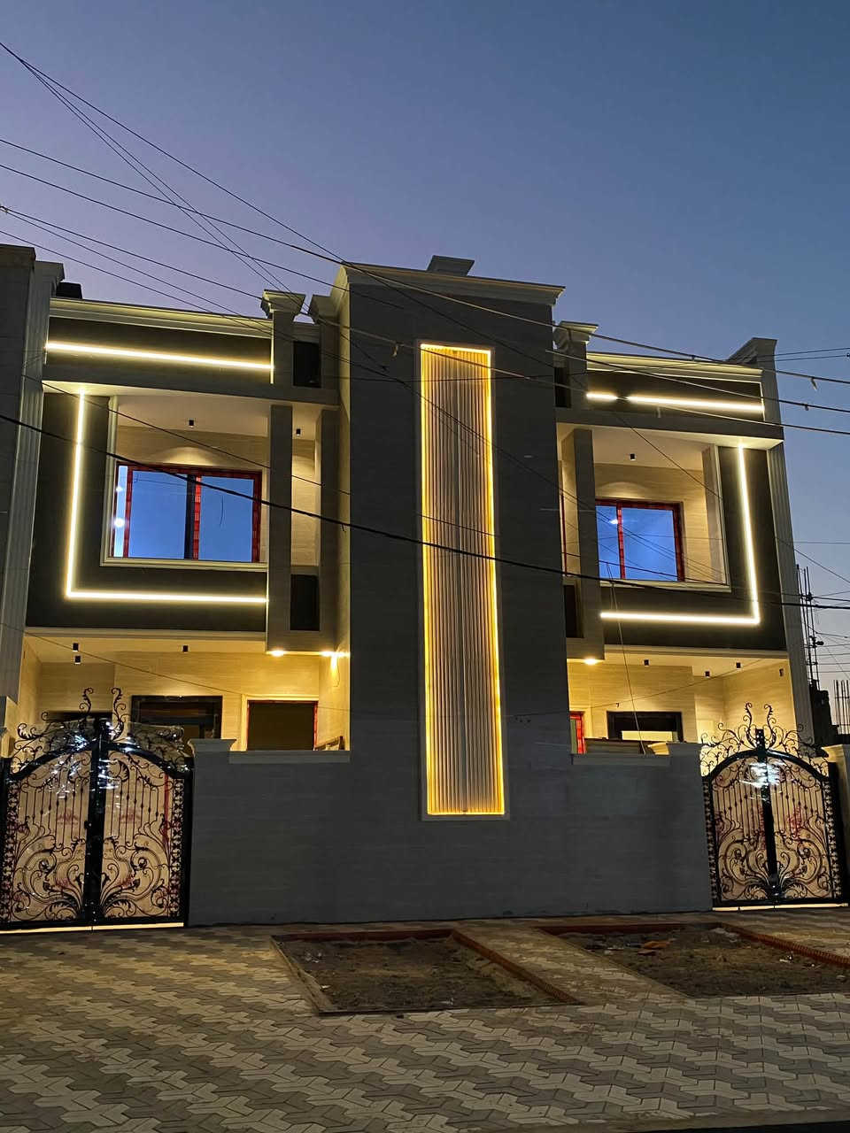 🏡 للبيع بيتين أتونات أضلع منفصلة – بناء درجة أولى 🏡
📍 بغداد – حي الجهاد / منطقة ديوان المخابرات
📐 مساحة البيت الواحد: 150 م²�📏 الواجهة: 6 متر�📏 النزال: 25 متر�🛣️ عرض الشارع 15متر�🌳 تشجير أمام البيت الواحد اكثر من 50 متر 
🔹 مواصفات البيت الواحد:
✅ مدخلان مستقلان�✅ صالة واسعة 4*6�✅ مطبخ عصري 6*6�✅ حمام ضيوف في مقدمة البيت�✅ غرفة نوم أرضية (سويت) مع حمام خاص�✅ مناور عدد (2)
🔹 الطابق الأول:
✅ 3 غرف نوم سويت (كل غرفة بحمام مستقل)
🔹 المجموع:
✅ 4 غرف نوم�✅ 6 حمامات�✅ جبسن بورد كامل للطابق الأرضي�✅ إنارة مخفية LED + انارة مكنتك �✅ أبواب الحمامات ألمنيوم فاخرة�✅ شبابيك ألمنيوم سلايد�✅ واجهات مودرن وتشطيبات راقية�✅ بناء ومواد درجة أولى للتصال ***********@
