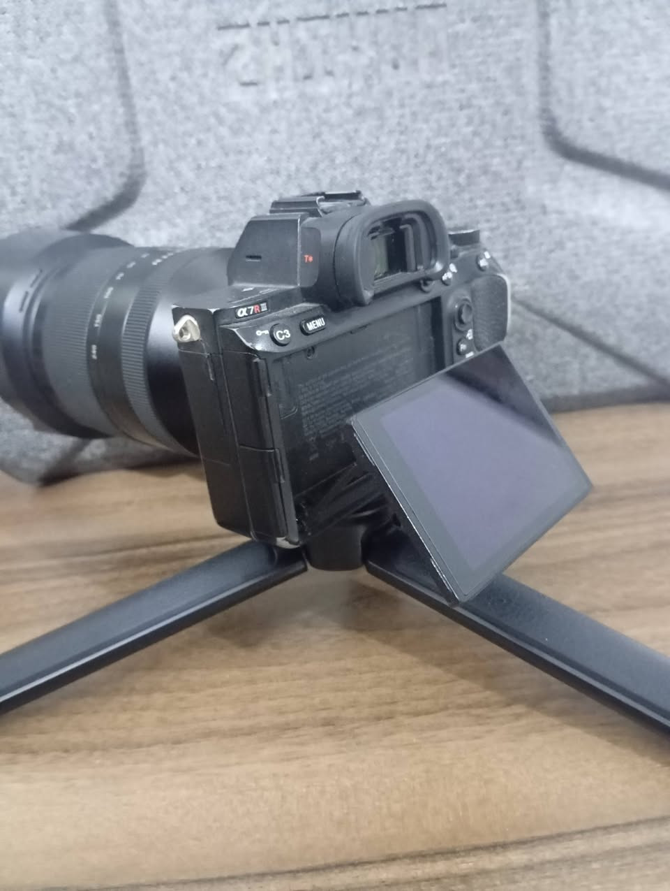 للبيع كامرا سوني a7Riii 42 ميكا بكسل شتره 66الف سعره 1350وبيه مجال
+عدسه سوني 24-240 نضيفه كلش سعره 350وبيه مجال
+مانع اهتزاز كرين  نضيف كلش حتى ستيكراته بعدهن ويا300الف
وهذا رقمي للاستفسار
*********** وكلش مستعجل ع بيعتهن
