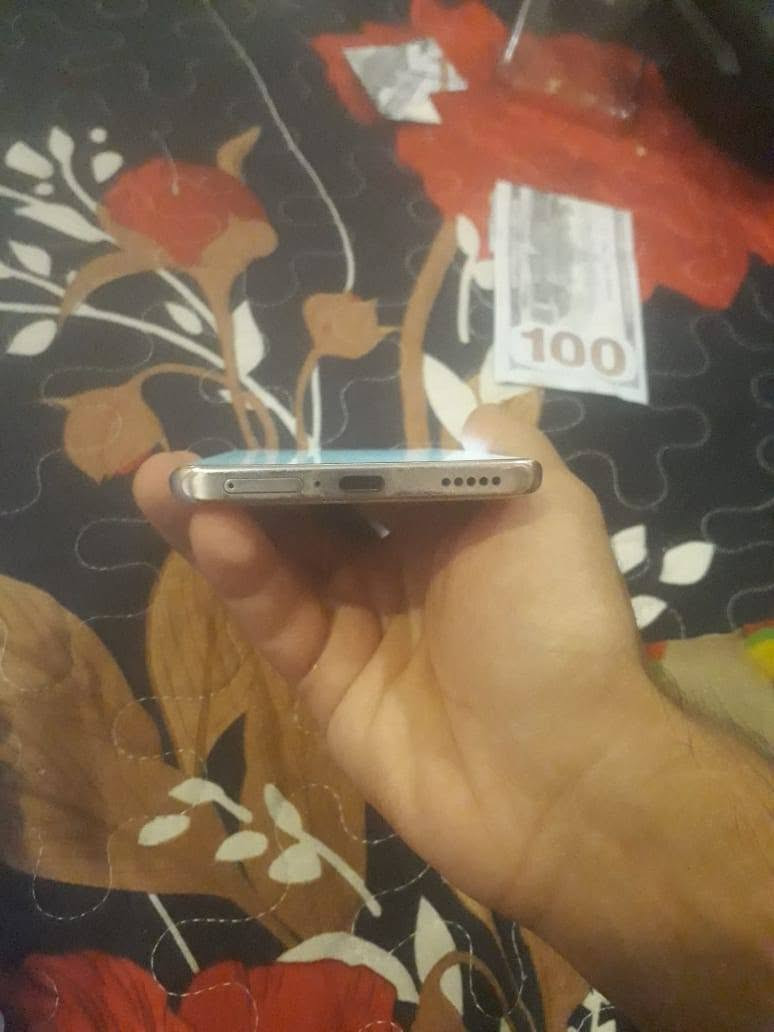 📱 للبيع Honor X9c 5G
🔹 رام 12GB | ذاكرة 256GB
🔹 نظيف وكامل الملحقات
💰 السعر: 350 ألف

📍 بغداد – الزعفرانية
📞 ***********
