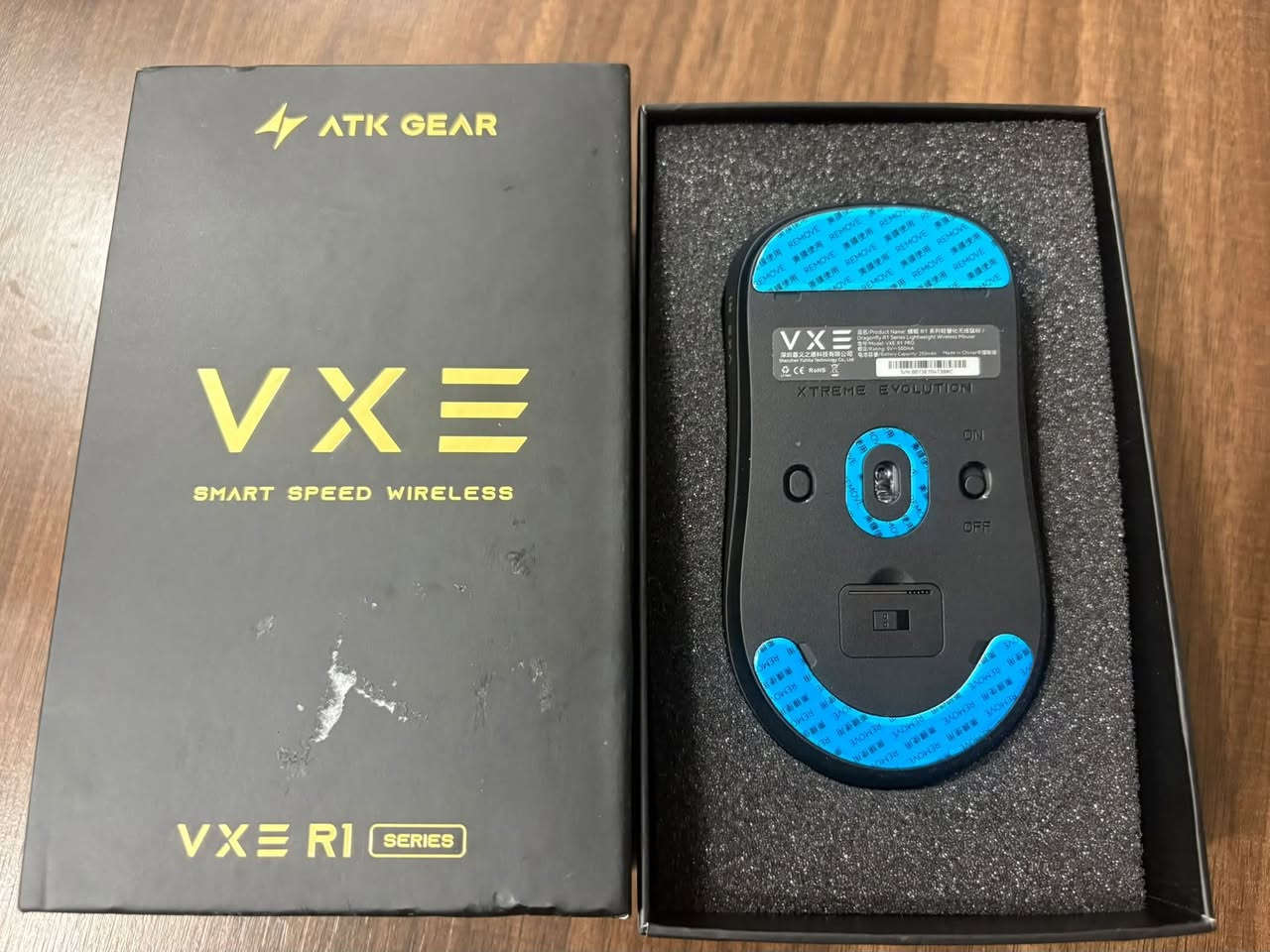 ⚡ ماوس الألعاب اللاسلكي الخارق VXE Dragonfly R1 Pro Wireless ⚡

إذا تدور خفة وزاوية دقة واستجابة احترافية لألعاب الـ FPS والـ Esports، هذا الماوس يعتبر من أفضل الماوسات الاقتصادية عالمياً!
المواصفات والمميزات:
 * وزن ريشة: خفيف جداً بوزن 48 غرام فقط لحركة سريعة وبدون إجهاد لليد.
 * مستشعر احترافي (Sensor): مزود بمستشعر PixArt PAW3395 الفاخر لدقة تتبع تصل إلى 26,000 DPI وررعة نقل بدقة متناهية.
 * المعالج والتأخير: معالجات Nordic MCU لتأخير شبه معدوم واستجابة فائقة السرعة.
 * البطارية والاتصال: شحن Type-C + اتصال لاسلكي 2.4GHz SmartSpeed ويدعم التوصيل السلكي.
 * طلاء الماوس (Coating): ملمس ناعم مقاوم للحيود والعرق لمنع الانزلاق أثناء اللعب المكثف.
 * الحالة: جديد كرتون بالكامل (New).

📦 السعر: 35,000 دينار عراقي 💥

تتوفر خدمة التوصيل لكافة المحافظات 🚚
للحجز والطلب، يرجى مراسلة الصفحة أو الواتساب.

***********
#ماوس #العاب #VXER1
