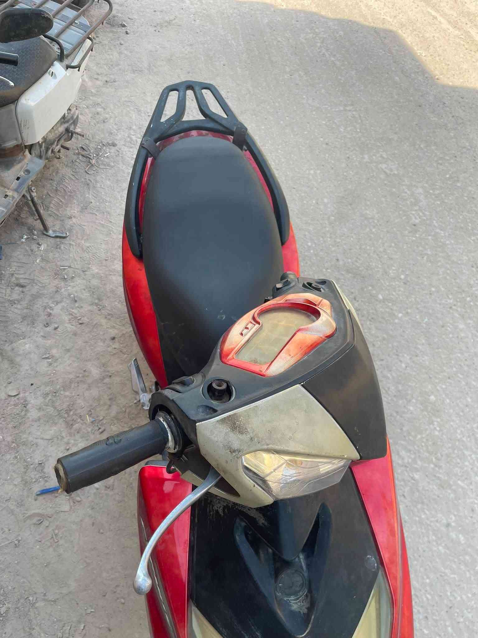 السلام عليكم : دراجه ماكس سكنس 🏍️
1محرك ياباني وليس صيني🚀
2شغاله هندر +سلف🔋
3كهربائيات شغاله بلكامل🔋
#العينه شغالع مع البانزين بس ربط فيشه
4صندوق شغاله مع قفال🔐
5سكان قفال بلكامل🔐
6تبديلت دهن جديده
7لايت عالي مع ناصي مع رماش💡
8تايرات جدد بلكامل 
9سعر الدراجه 325 مجال بصيط جدا
للاستفسار :***********
