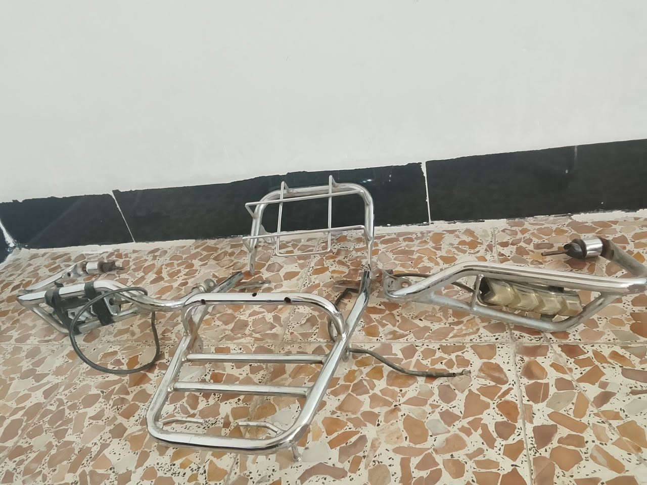 للبيع 
صندوق جديد ما مستخدم شي قليل جدا 30
درع كامل جديد 30
خوذة 10 
خوذة 5
دبل هورن ب 5 
ابيع شلع ***********
