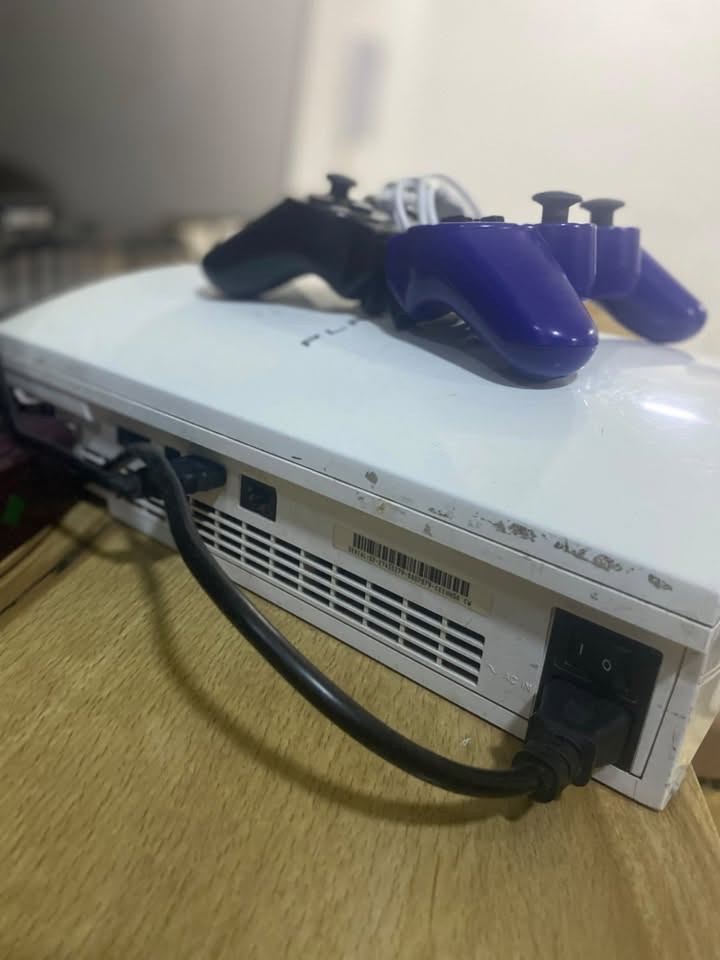 مستعجل مستعجل على بيعته  الله شاهد بلي٣سلم يحتوي على٧العاب مع ثلاث يدات نضيف سويتله كارت شاشه فقط ماداخل غير شي شغال مع ملحقاته السعر١٢٥مكاني الدوره***********

