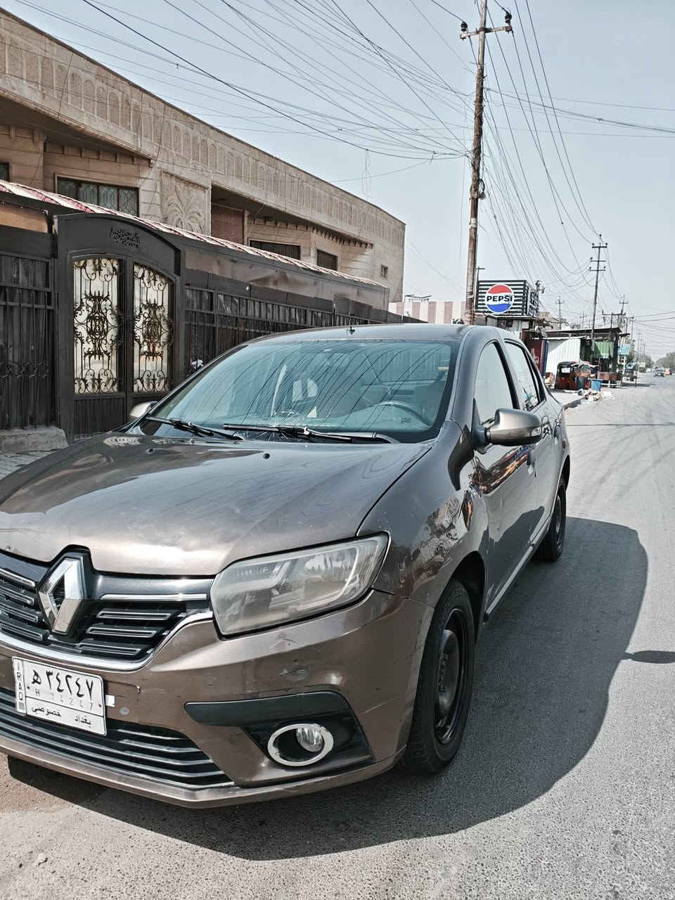 مرخصة الادمن المحترم  رينو سيمبل موديل 20 مال شركة حرة بسمي رقم بغداد مكان بغداد جازة من كل شي بيه بس الجاملغ الامامي بارد بدون صبغ مكفولة من الصبغ وبيه طخات خفيفة سعر 70 واتساب ***********
