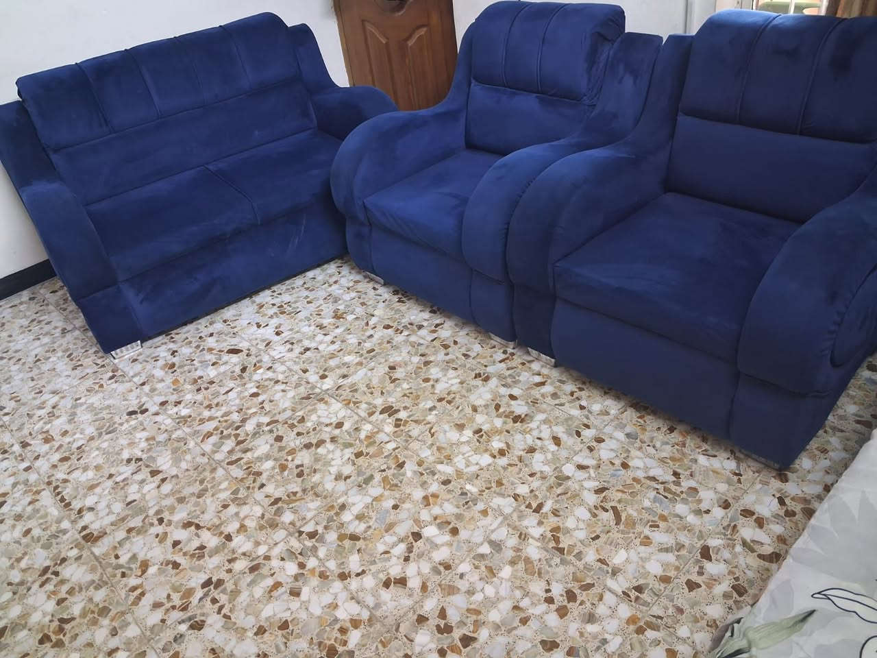 السلام عليكم تخم ١٠ مقاعد نضيف حيل مع لوحات هديه سعر ٢٥٠ فقط  للتواصل ع رقم ***********
