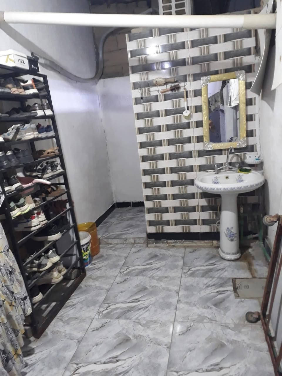السلام عليكم بيت 🏠 اللبيع
طابو صرف المساحة 150 م 10× 15 
طابق واحد بناء 2011 عكاده 
الموقع حي العامل سوق الاخير 
ثاني بيت 🏠 خلف مجمع المرتضى التجاري 
يتكون من 3 غرف نوم 4×4 
ستقبال 6×4.50 
حولي 4×4 
مطبخ 4×3.50 
مناور عدد 2 
حمامات عدد 2  
صحيات خارجيه
السعر 210 اللاستفسار لمعرفة التفاصيل اكثر 
الاتصال على الرقم ***********
